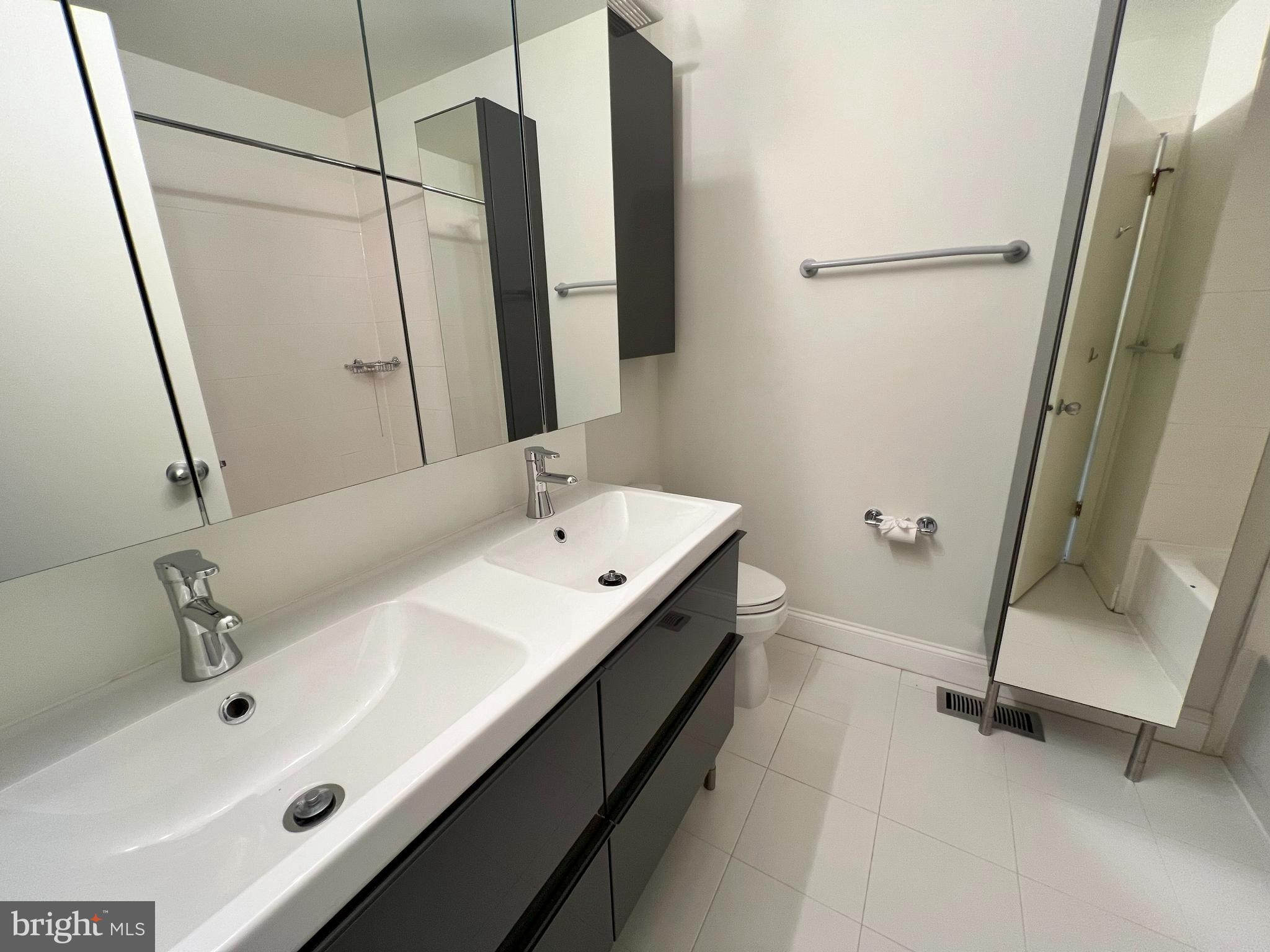 AVENUE OF THE ARTS - Residential Lease