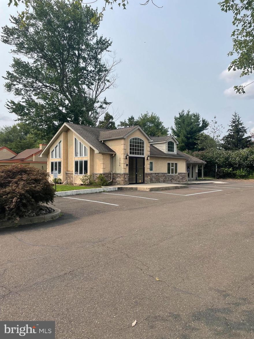 Great commercial space for rent for $20 per sq ft ! Prime location with heavy  traffic count. This commercial space has 2,000 square foot available. This building is zoned General Commercial and has many uses. This entire space was previously  used as an insurance agency.