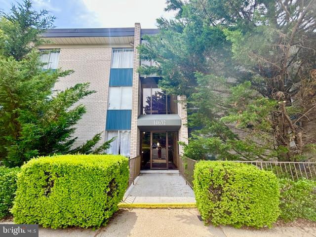 Very large and bright unique split level condo. Large bedroom with walk-in closet. Second large closet/storage in unit as well as large bathroom.
Kitchen has great appliances and lots of storage space. Living area is large and exits to private patio.
Community is close to major commuting routes, shopping and amenities including Starbucks, supermarket and restaurants. Community pool and assigned parking.
Pets ok on a case-by-case basis. Don't wait, stop by today!
Requirements:
Credit score: 680+
Income: 3 times rent
No negative rental history
All applicants 18+ MUST apply
**ATTENTION**:
We do not ask people to submit rental applications in order to see properties. Do not submit applications on systems that we do not authorize. Beware of scams!