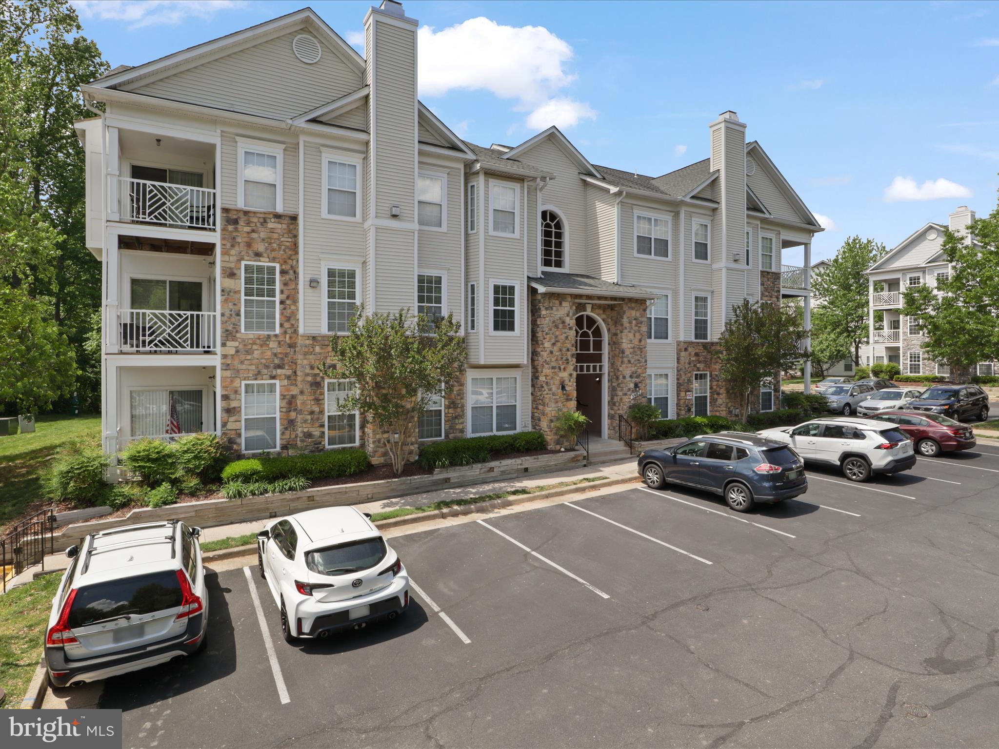 This exceptionally spacious and bright 2-bedroom, 2-bath condo in Founders Walk offers a perfect blend of comfort and convenience. Located near the Van Dorn and Springfield Metro stations, as well as major highways, this property is a commuter's dream. Enjoy unparalleled access to Kingstowne, Springfield Town Center, and Old Town Alexandria, providing endless dining and shopping opportunities. The primary bedroom serves as a peaceful retreat, complete with a generous walk-in closet for optimal organization and storage. The luxurious primary bathroom features a separate tub and shower, designed for ultimate relaxation. The well-equipped updated kitchen, featuring quartz countertops and a gas stove, is perfect for culinary enthusiasts. Enjoy the elegance of 9-foot ceilings and a gas fireplace that enhance the atmosphere of this remarkable unit. A charming balcony overlooks a serene, tree-lined view, providing a tranquil outdoor space. The condo includes two parking passes and additional storage, ensuring convenience for residents.
With easy access to I-95, I-495, and the Van Dorn Metro Station, commuting is a breeze. Residents can also take advantage of community amenities such as an outdoor pool, clubhouse, extra storage space, and ample parking, including 2 resident parking passes and 1 visitor pass. Don't miss this opportunity!