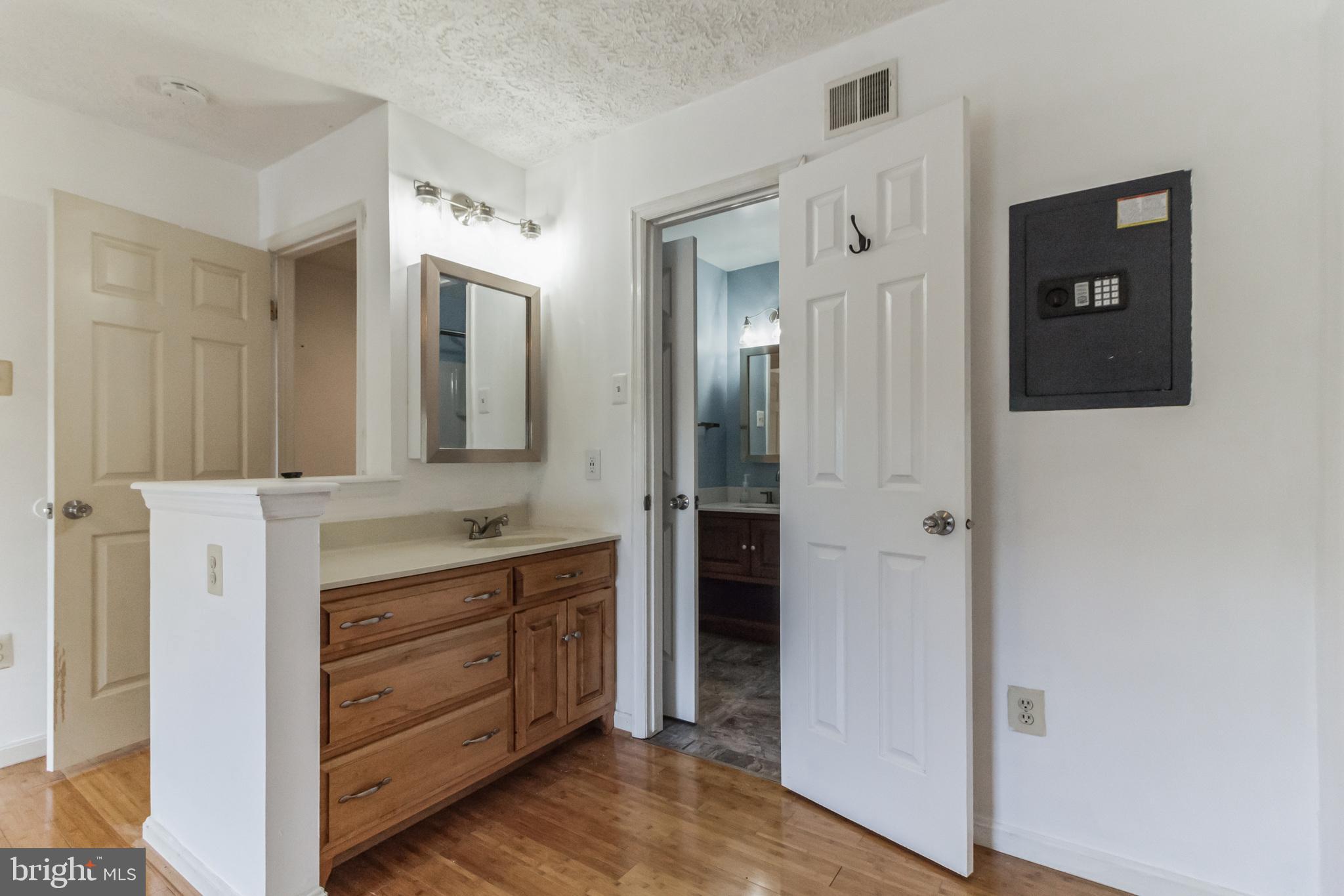 LAUREL WOODS - Residential Lease