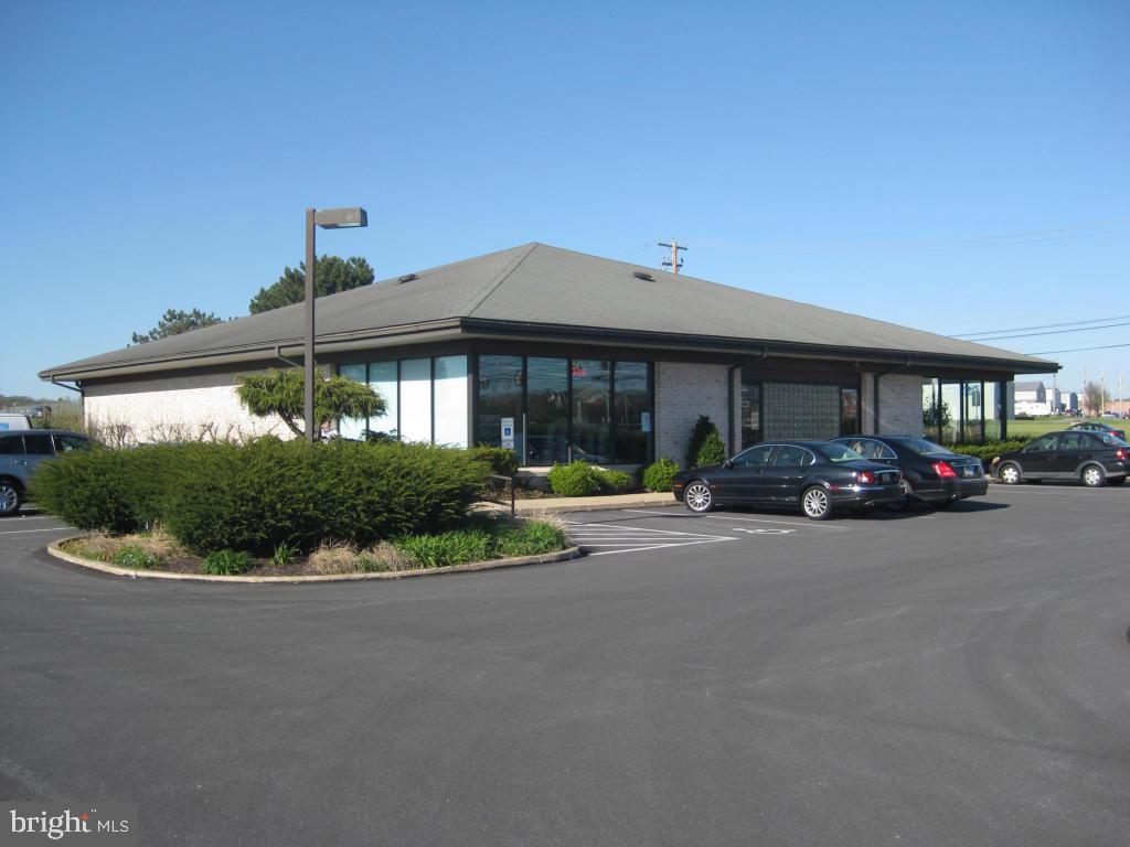Freestanding commercial building with mix of retail showroom, sales office and storage. Excellent visibility at signalized intersection with over 21,000 daily traffic count. Zoning permits banks, retail, daycare, professional/medical offices, restaurants, service businesses, and more.