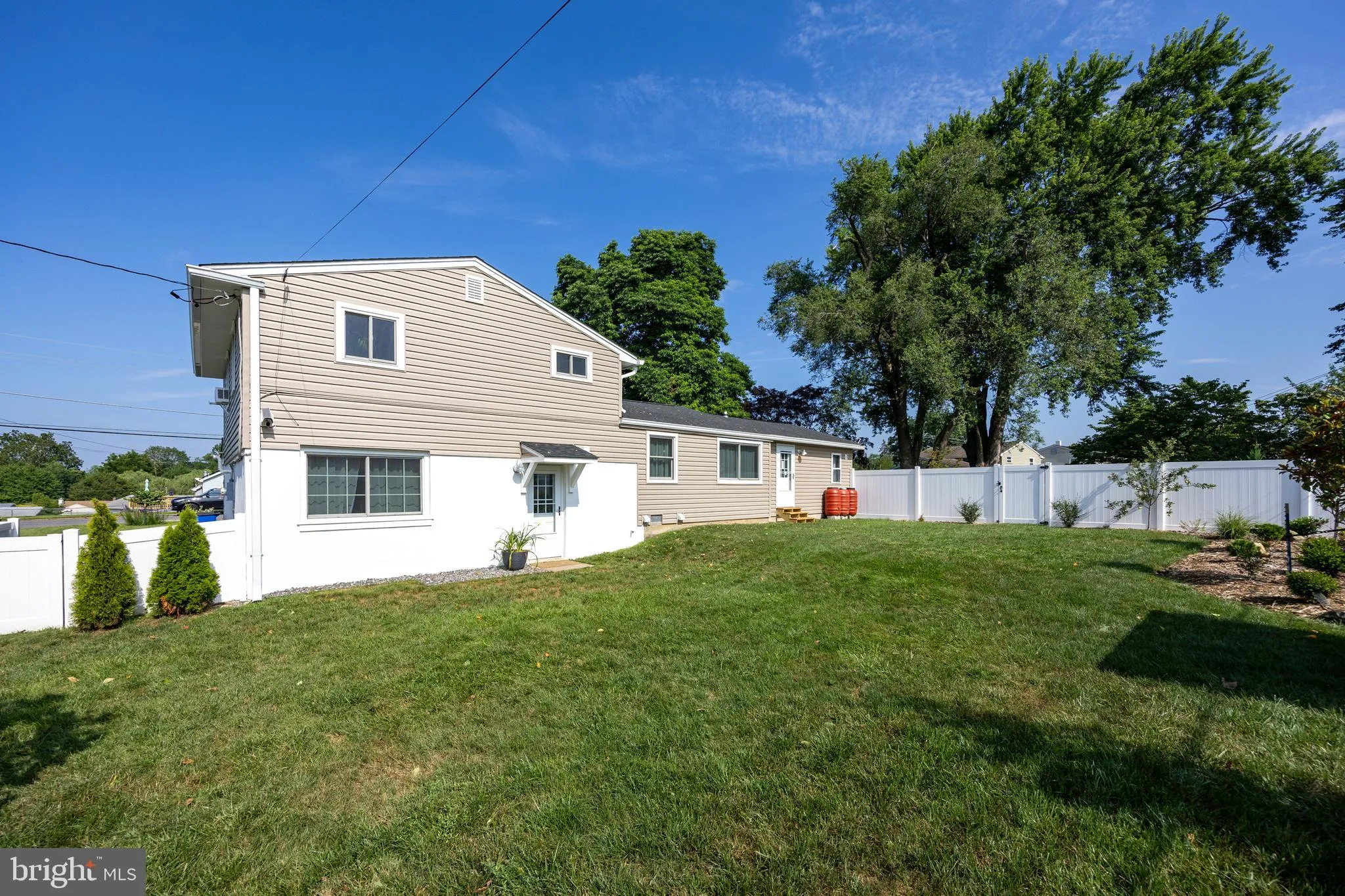 Brookhaven, Pennsylvania 19015, United States, 4 Bedrooms Bedrooms, ,3 BathroomsBathrooms,Residential,Pending,180190