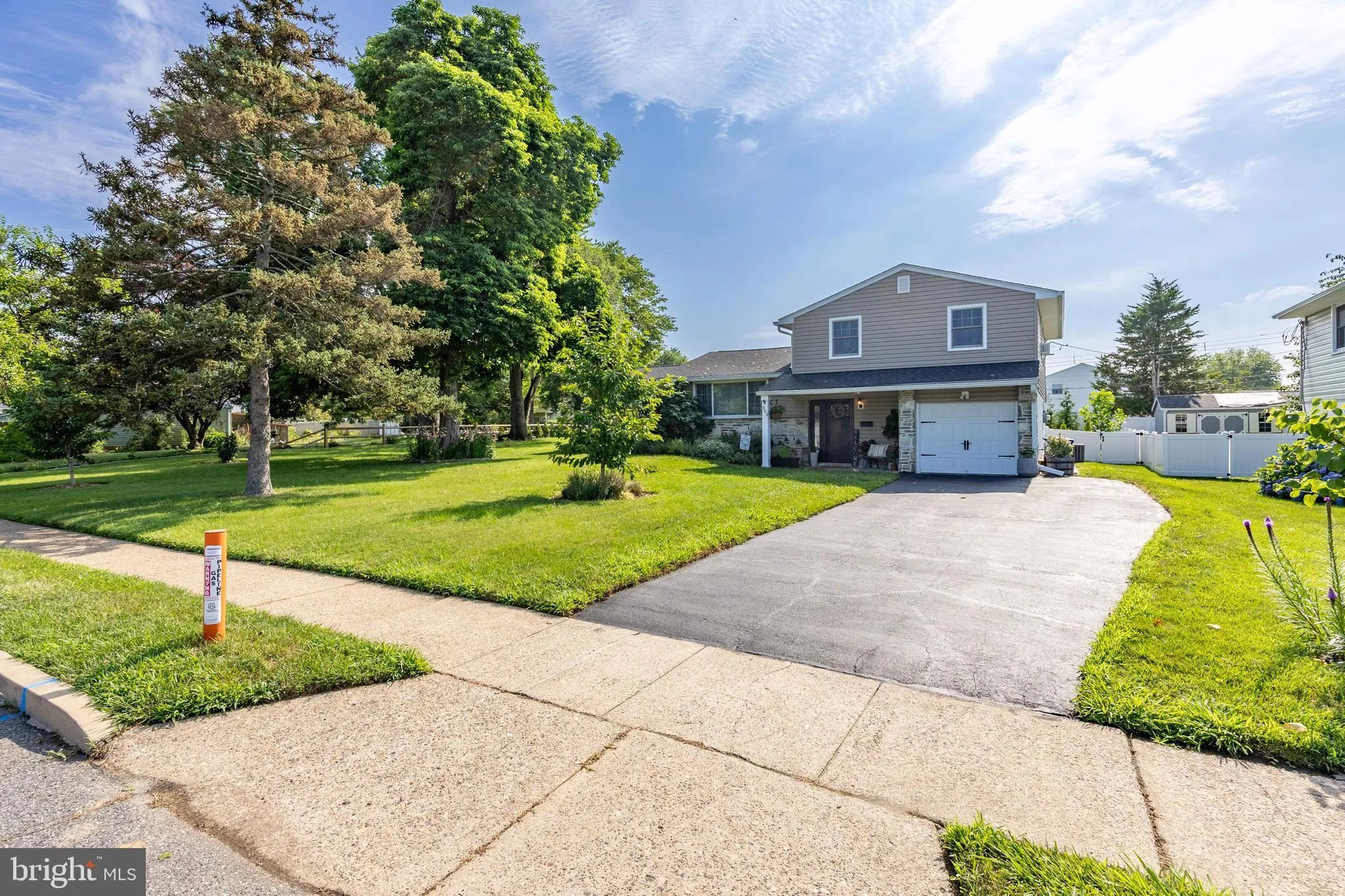 Brookhaven, Pennsylvania 19015, United States, 4 Bedrooms Bedrooms, ,3 BathroomsBathrooms,Residential,Pending,180190