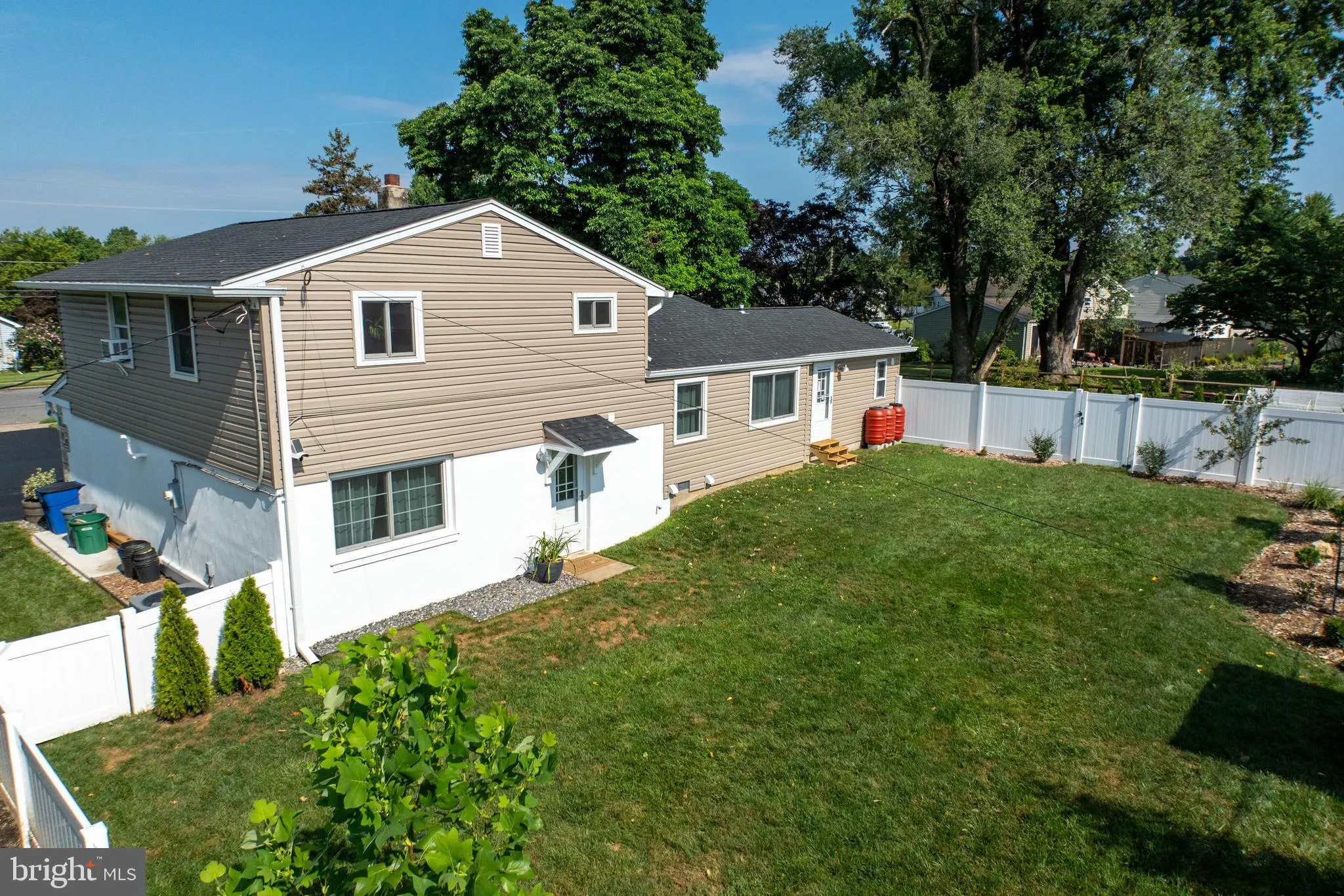 Brookhaven, Pennsylvania 19015, United States, 4 Bedrooms Bedrooms, ,3 BathroomsBathrooms,Residential,Pending,180190