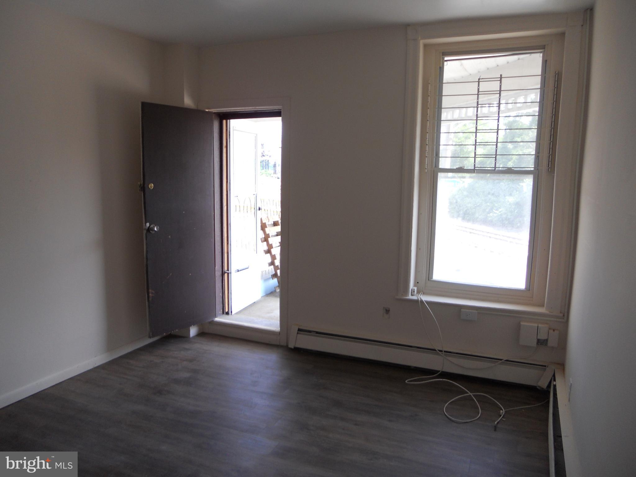 EAST FALLS - Residential Lease