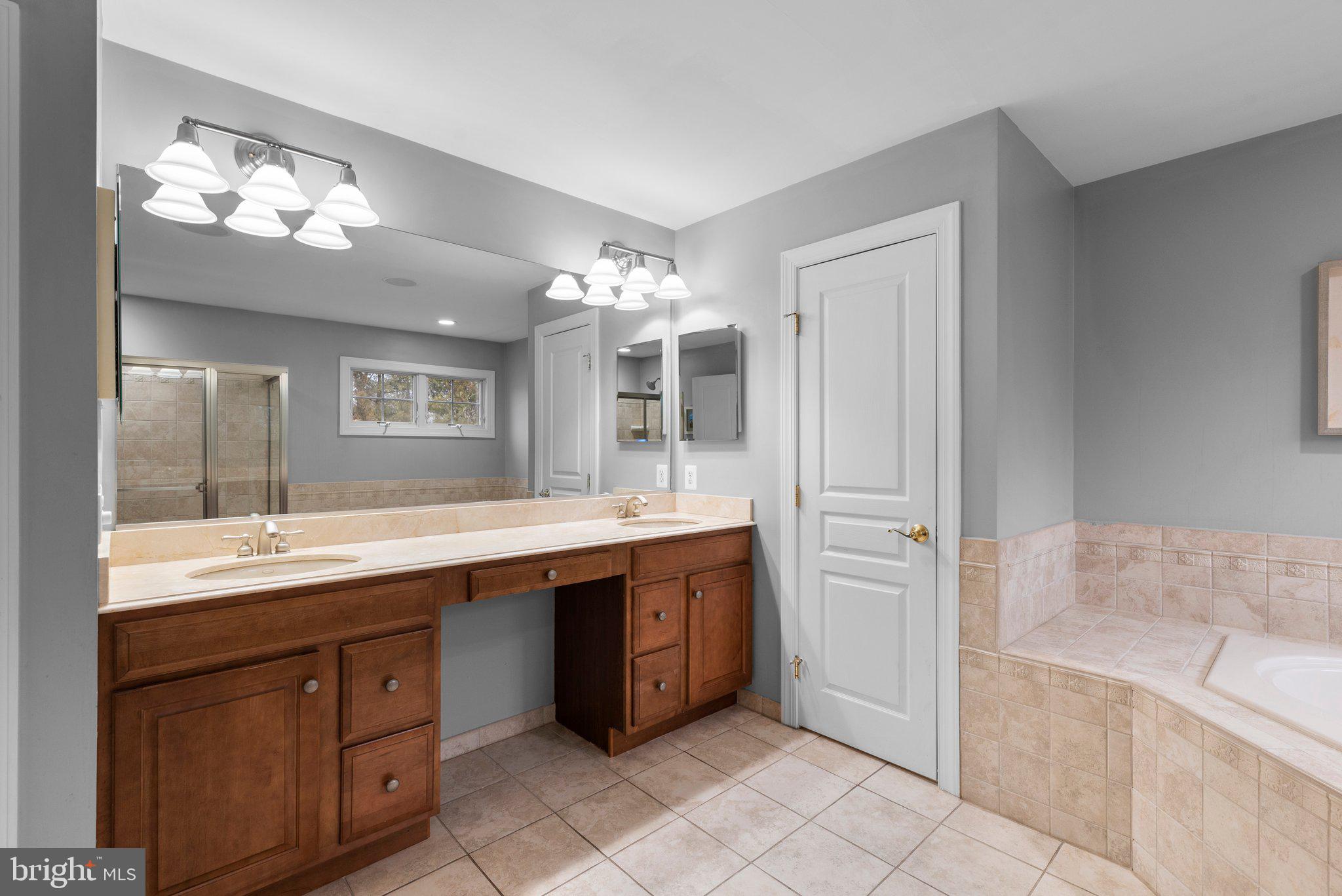 COLONIAL MANOR - Residential