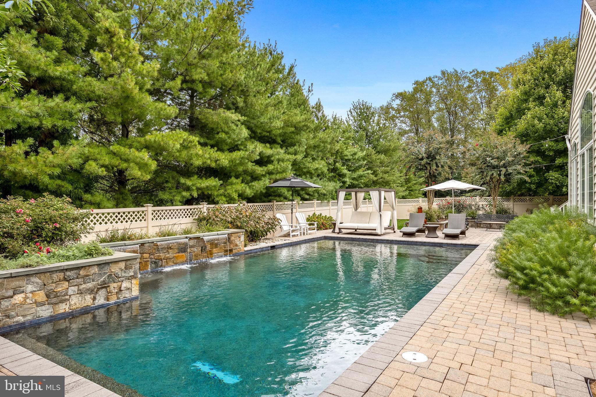 COLONIAL MANOR - Residential