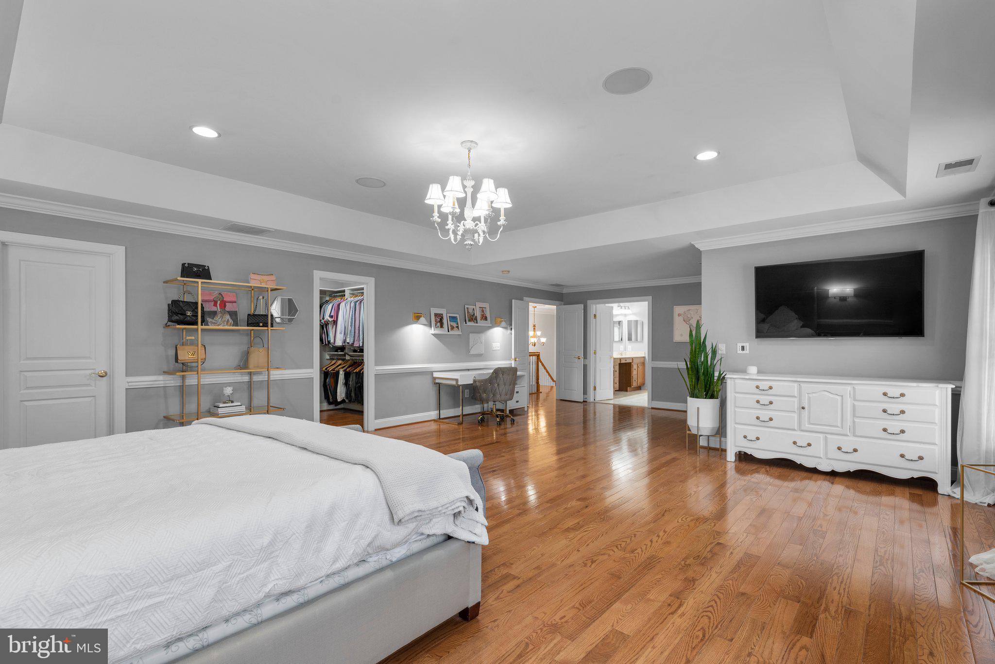 COLONIAL MANOR - Residential