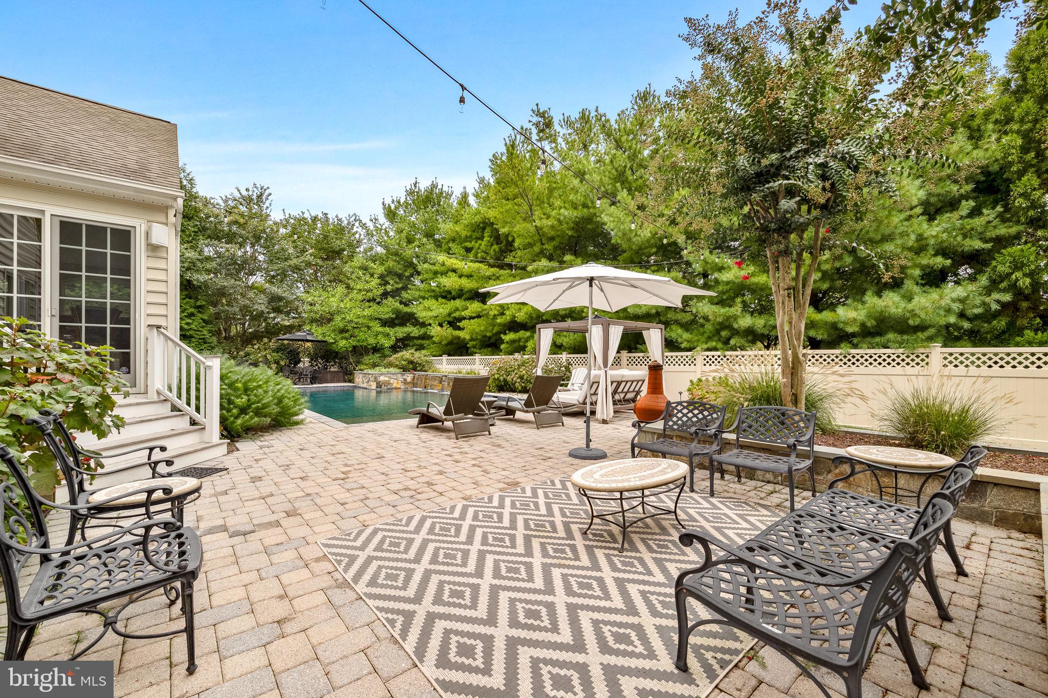 COLONIAL MANOR - Residential