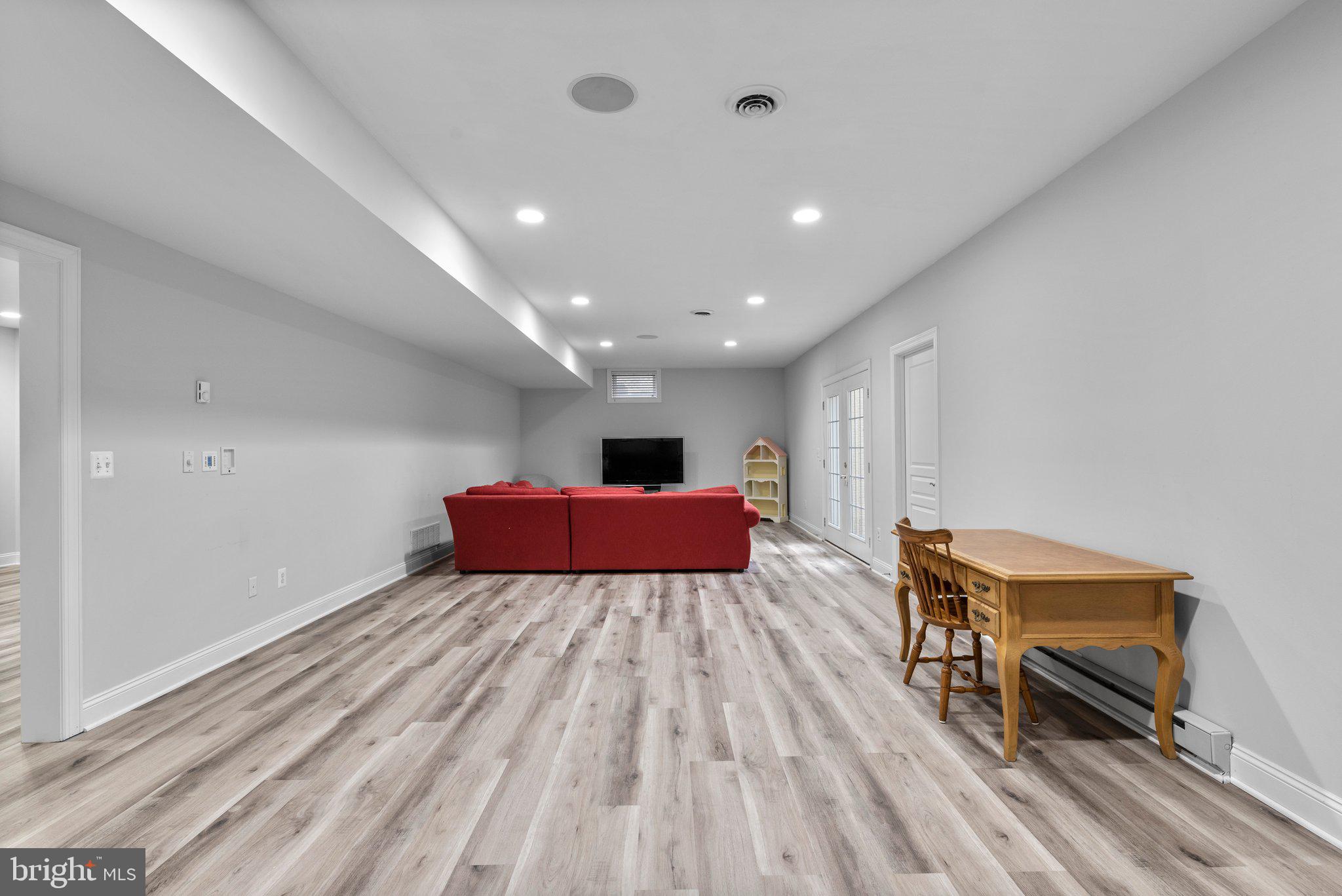 COLONIAL MANOR - Residential