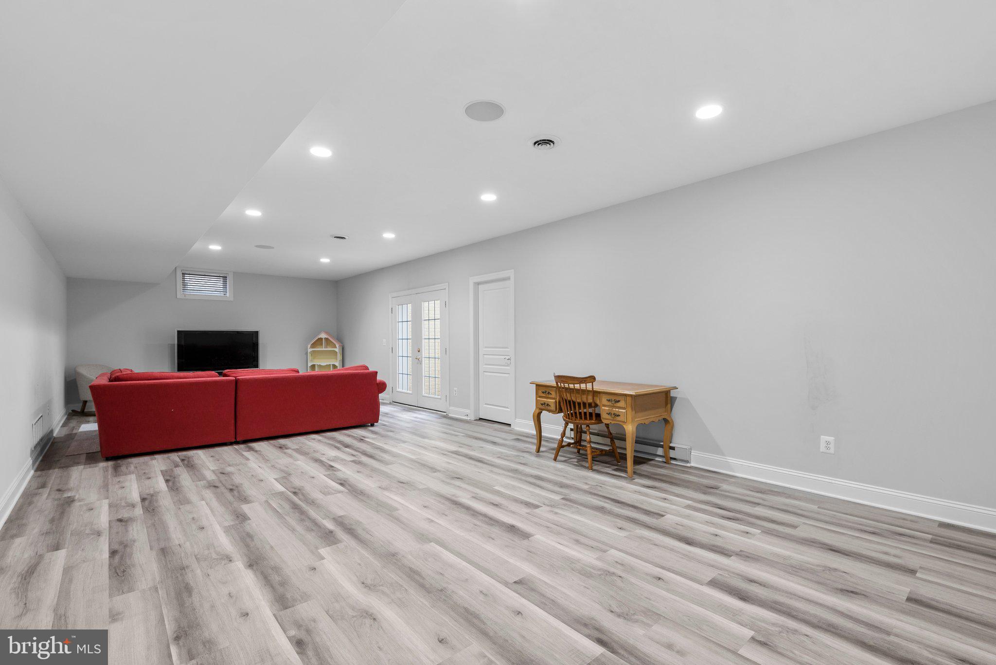 COLONIAL MANOR - Residential