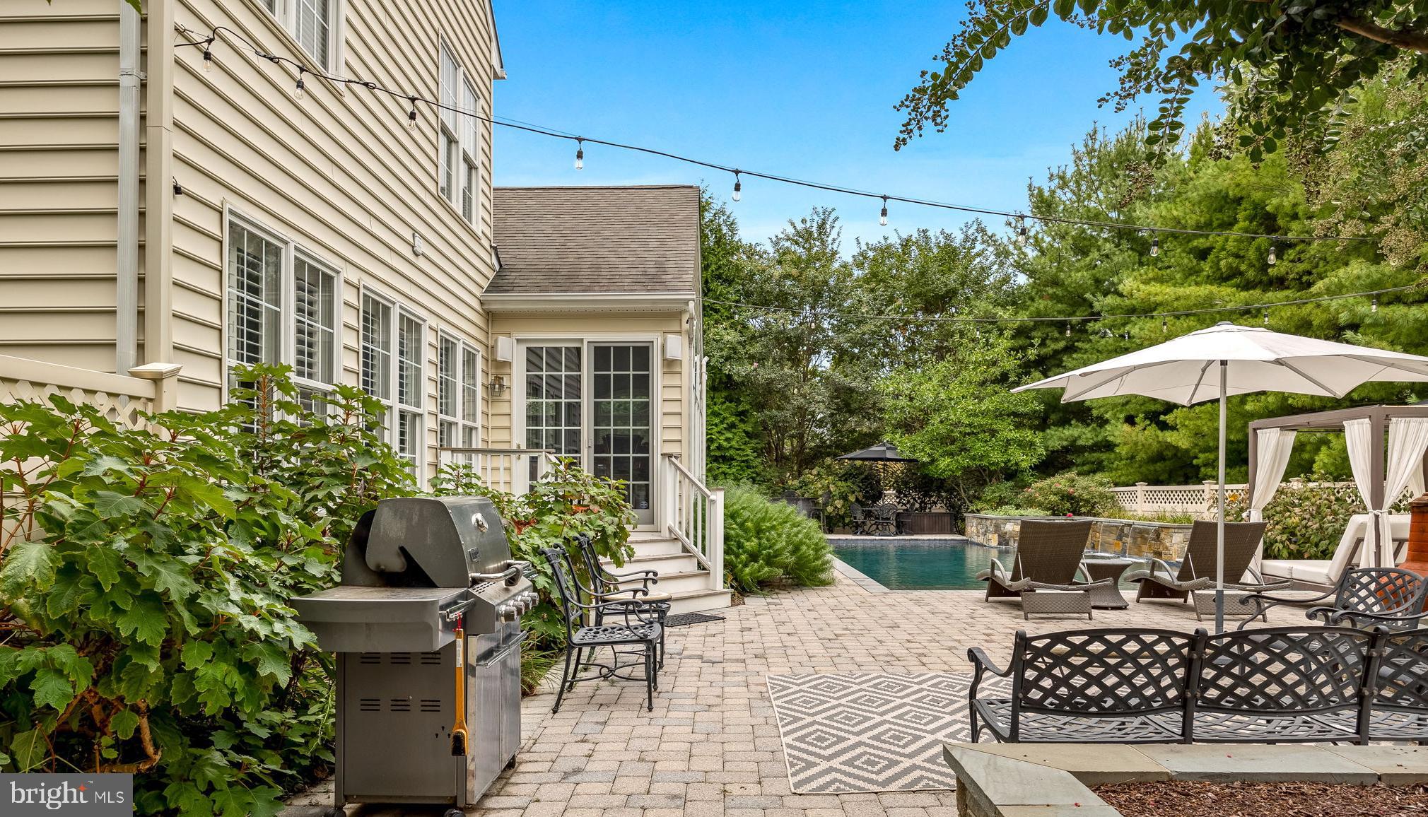 COLONIAL MANOR - Residential