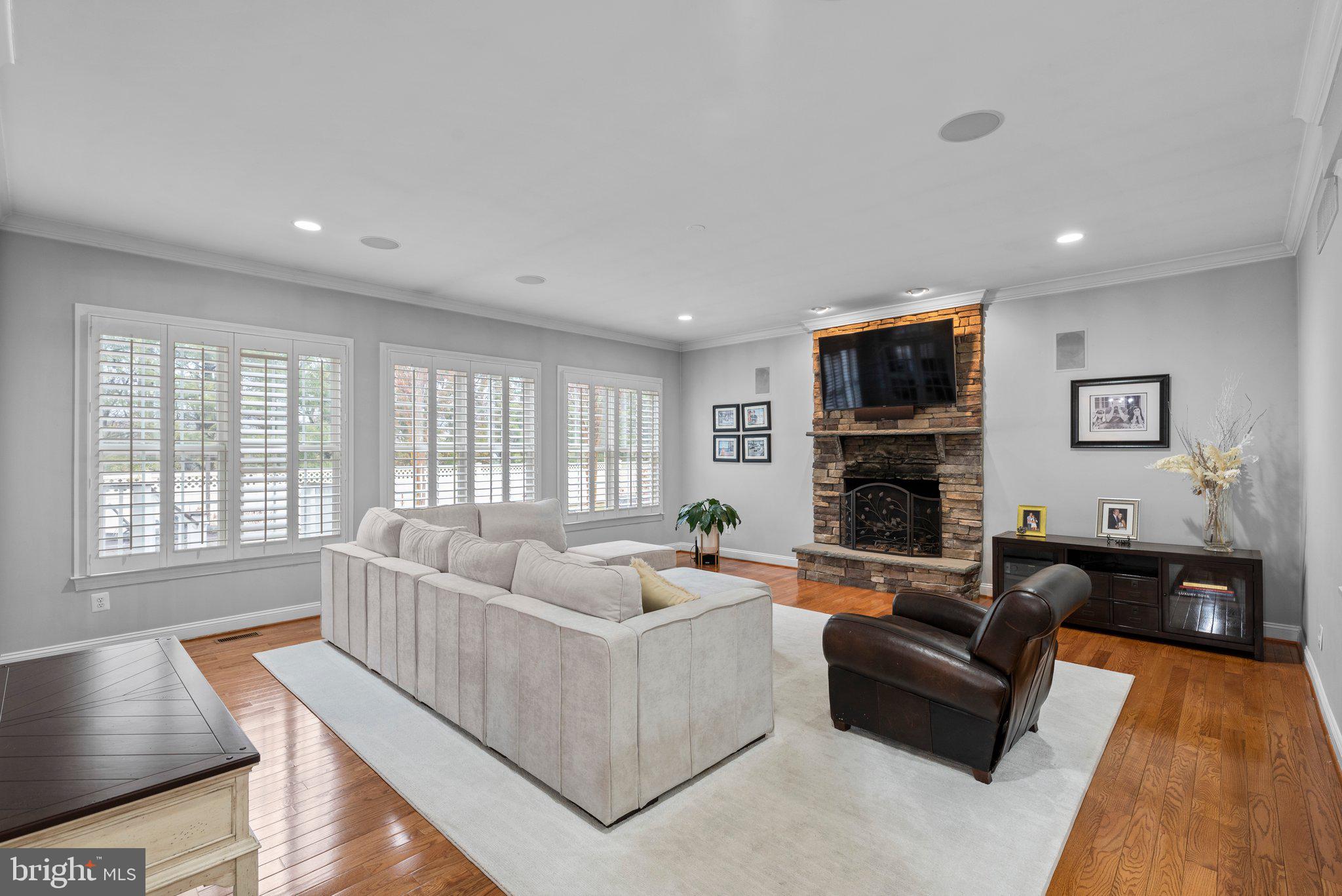 COLONIAL MANOR - Residential