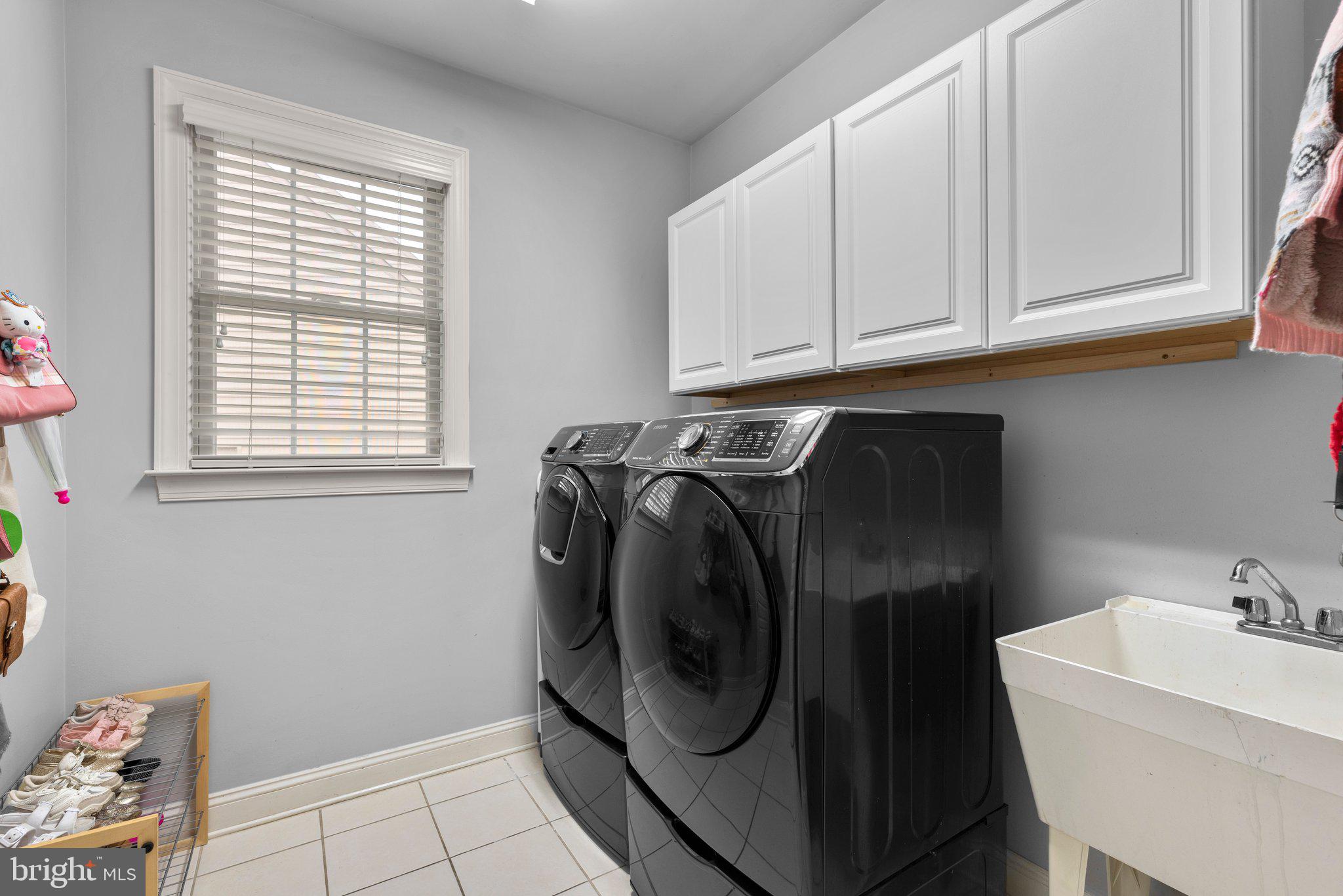 COLONIAL MANOR - Residential