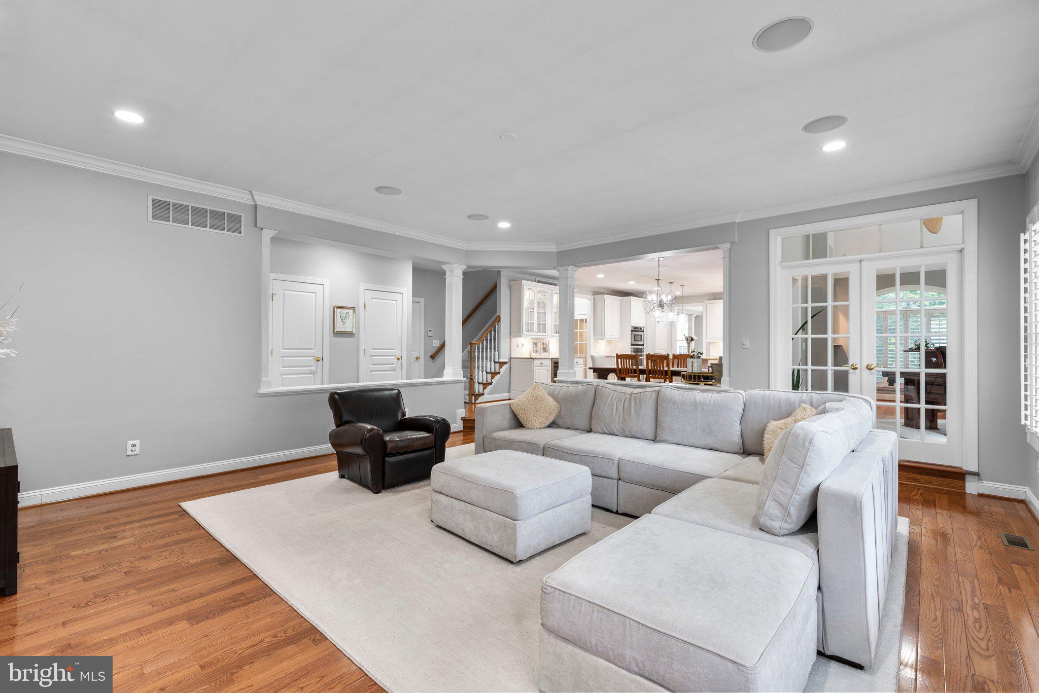 COLONIAL MANOR - Residential