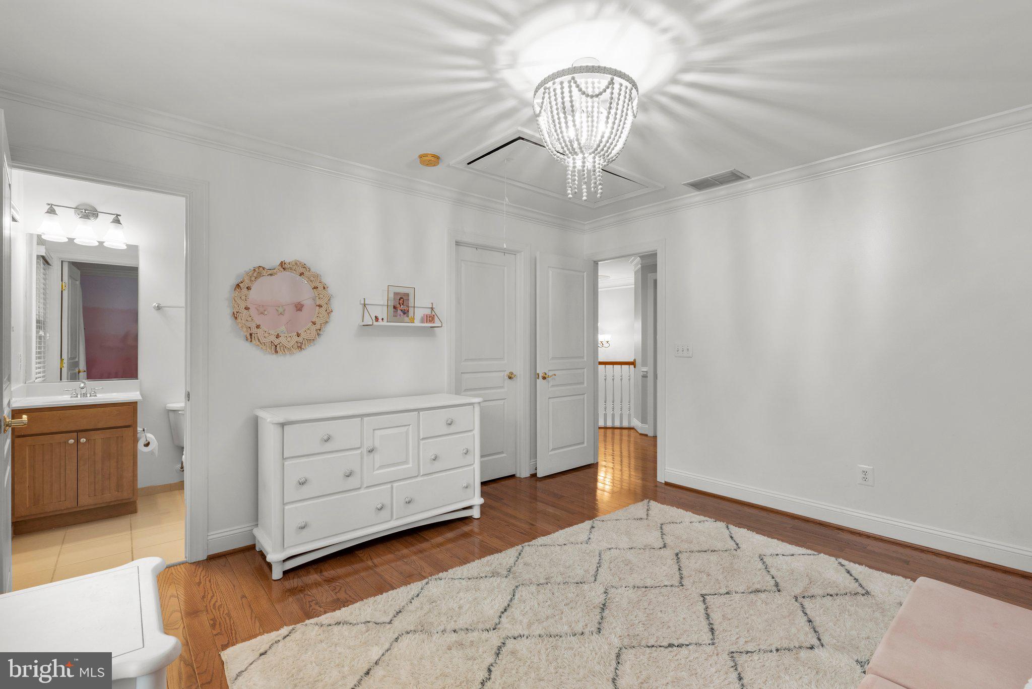 COLONIAL MANOR - Residential