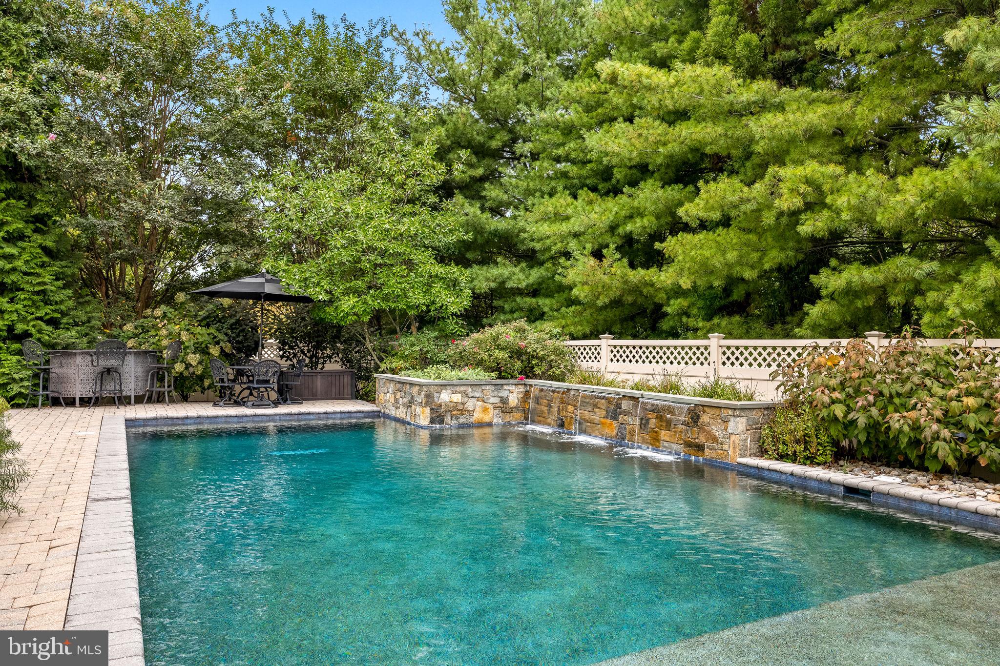 COLONIAL MANOR - Residential