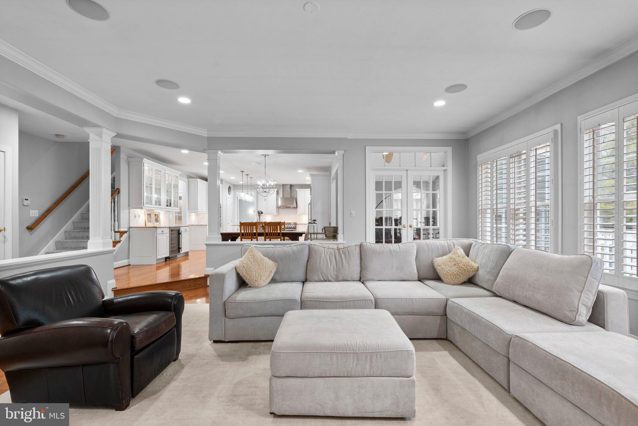 COLONIAL MANOR - Residential