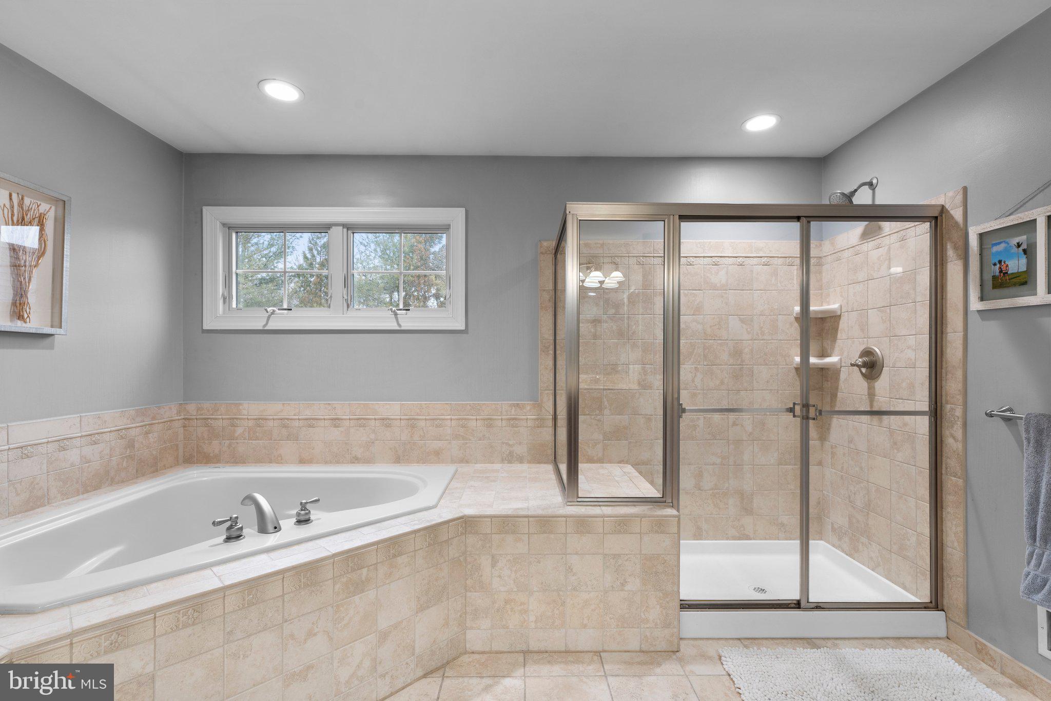 COLONIAL MANOR - Residential