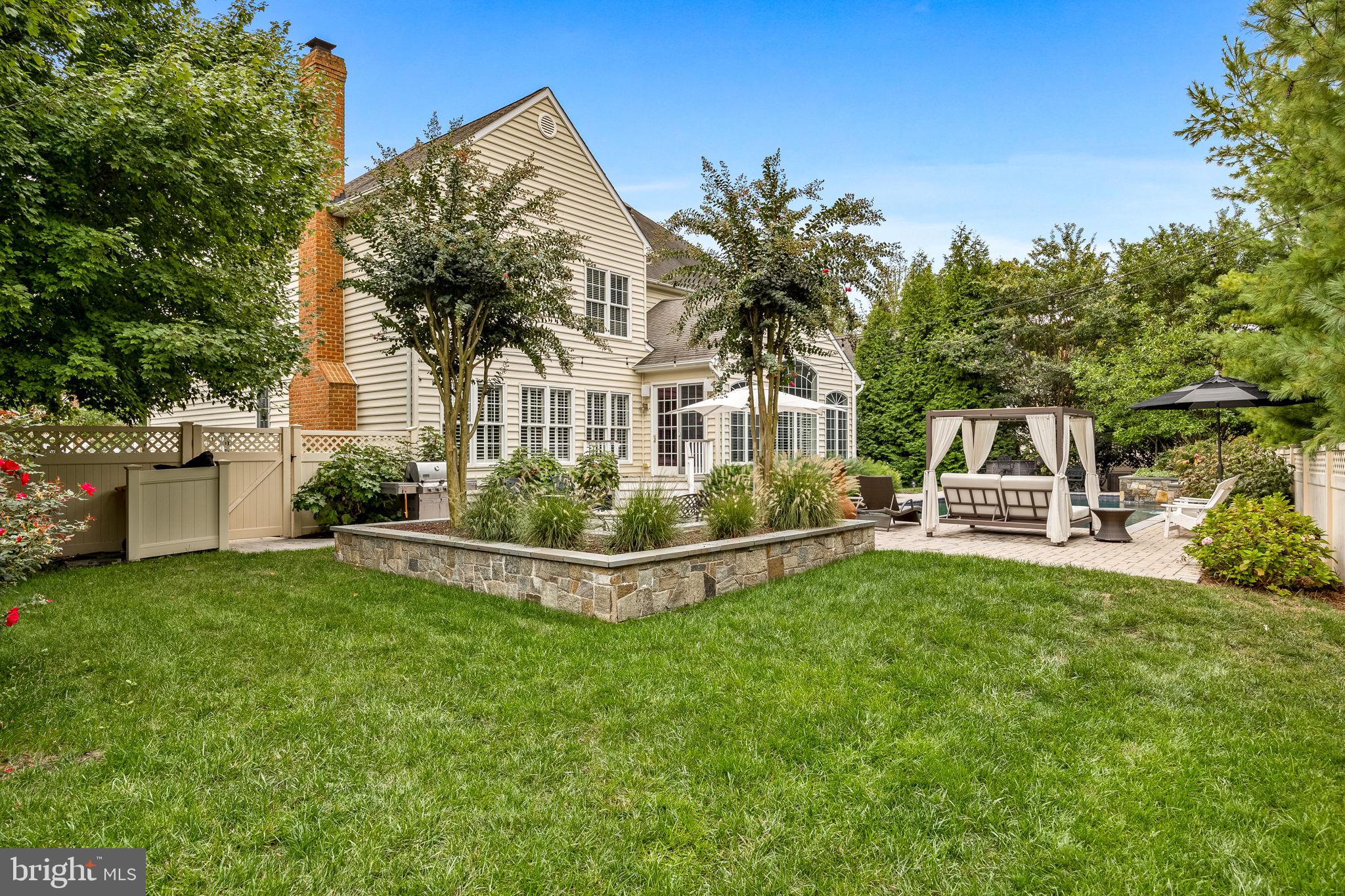 COLONIAL MANOR - Residential