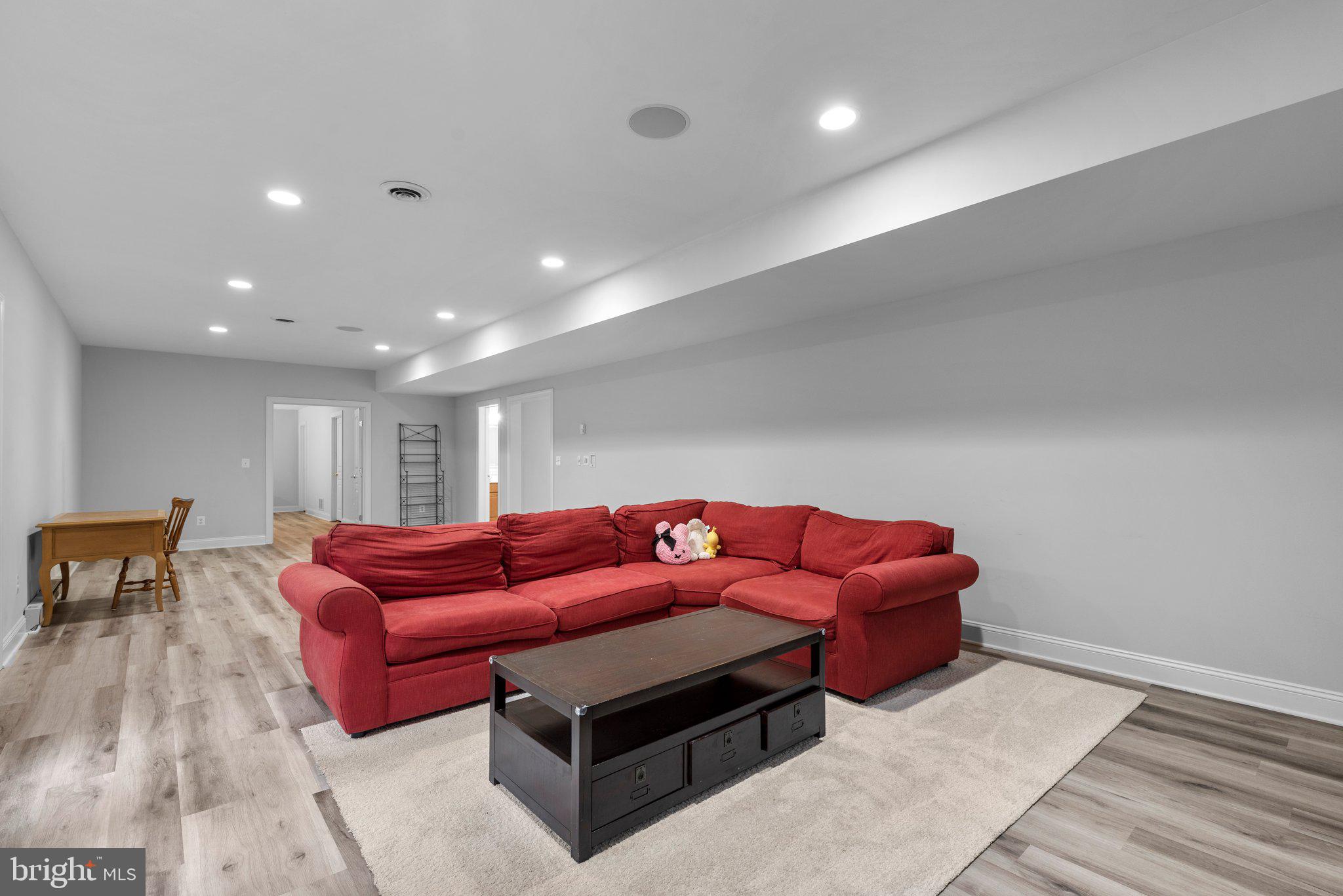 COLONIAL MANOR - Residential