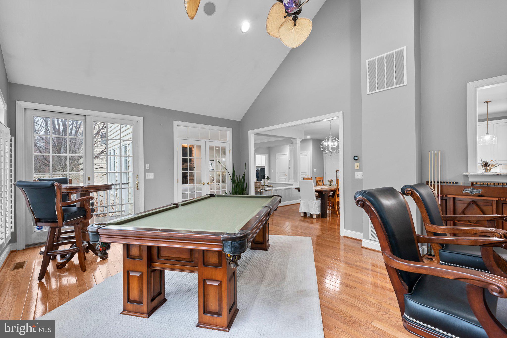 COLONIAL MANOR - Residential