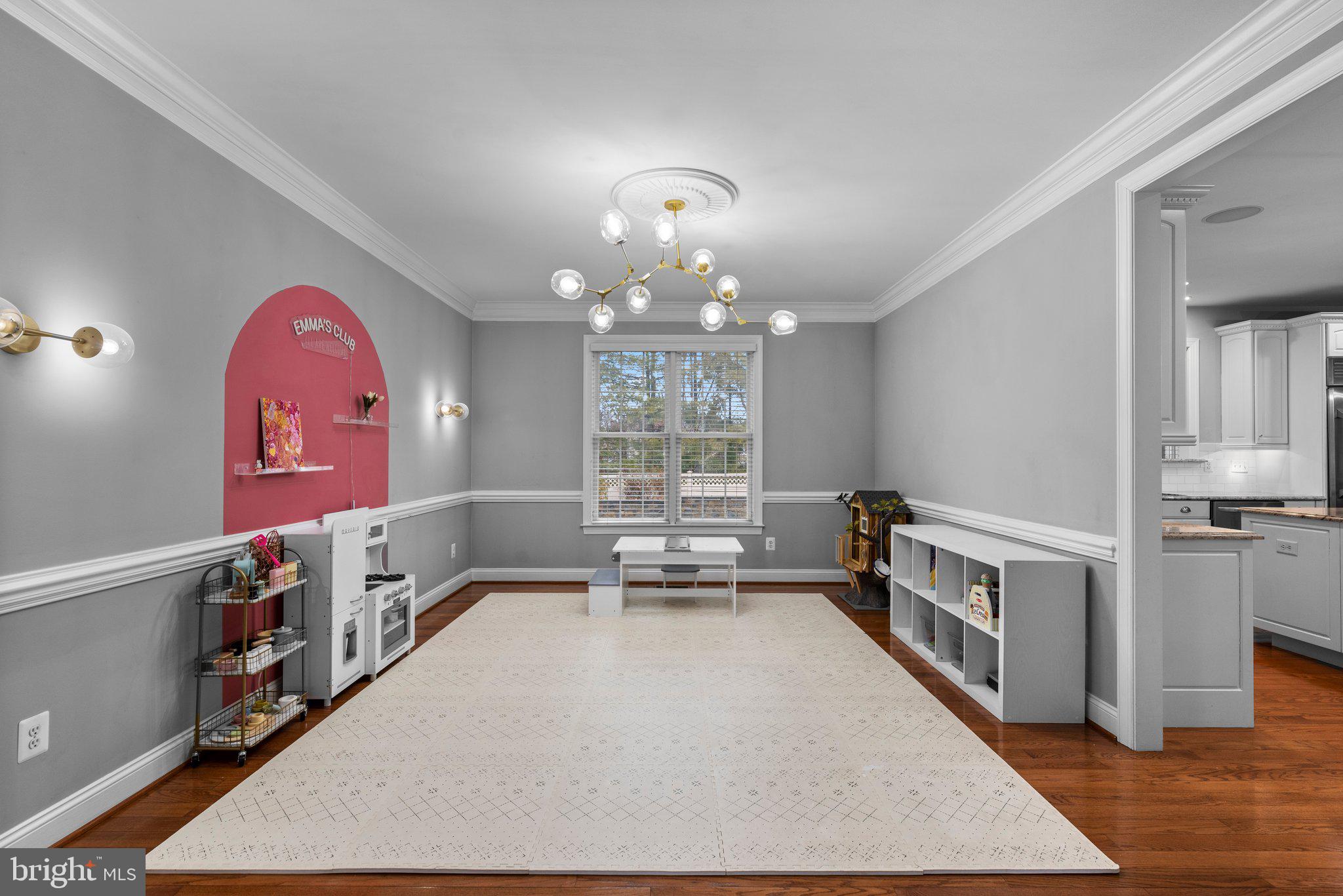 COLONIAL MANOR - Residential