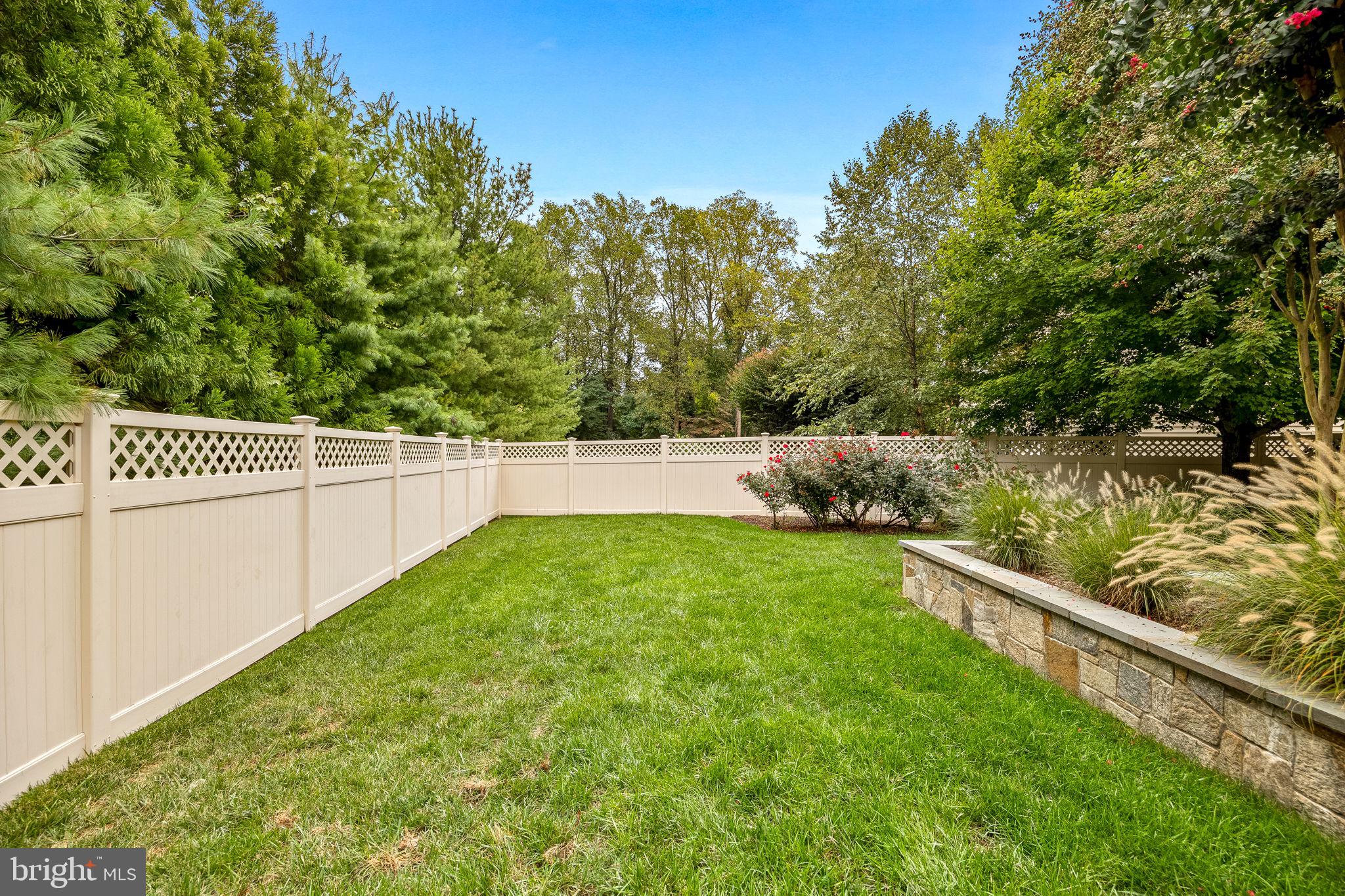 COLONIAL MANOR - Residential