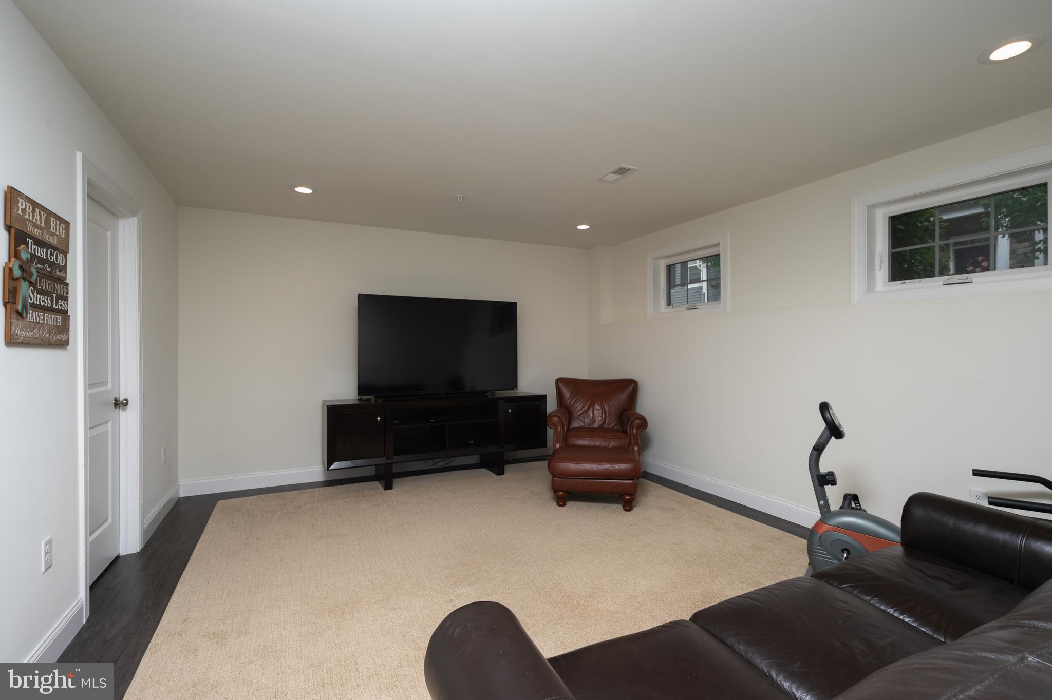 SCHOOL HOUSE MEADOWS - Residential