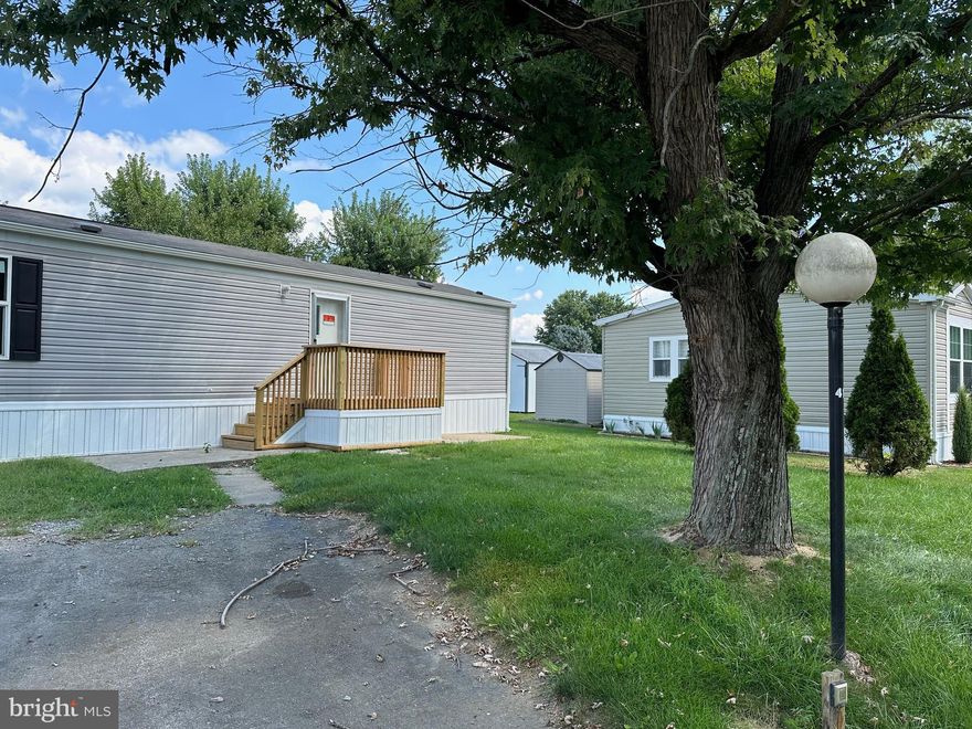 Lovely new home located in a well maintained community. This is a 3 bedroom 2 bathroom home with an open concept. Come see this home and make it your own!