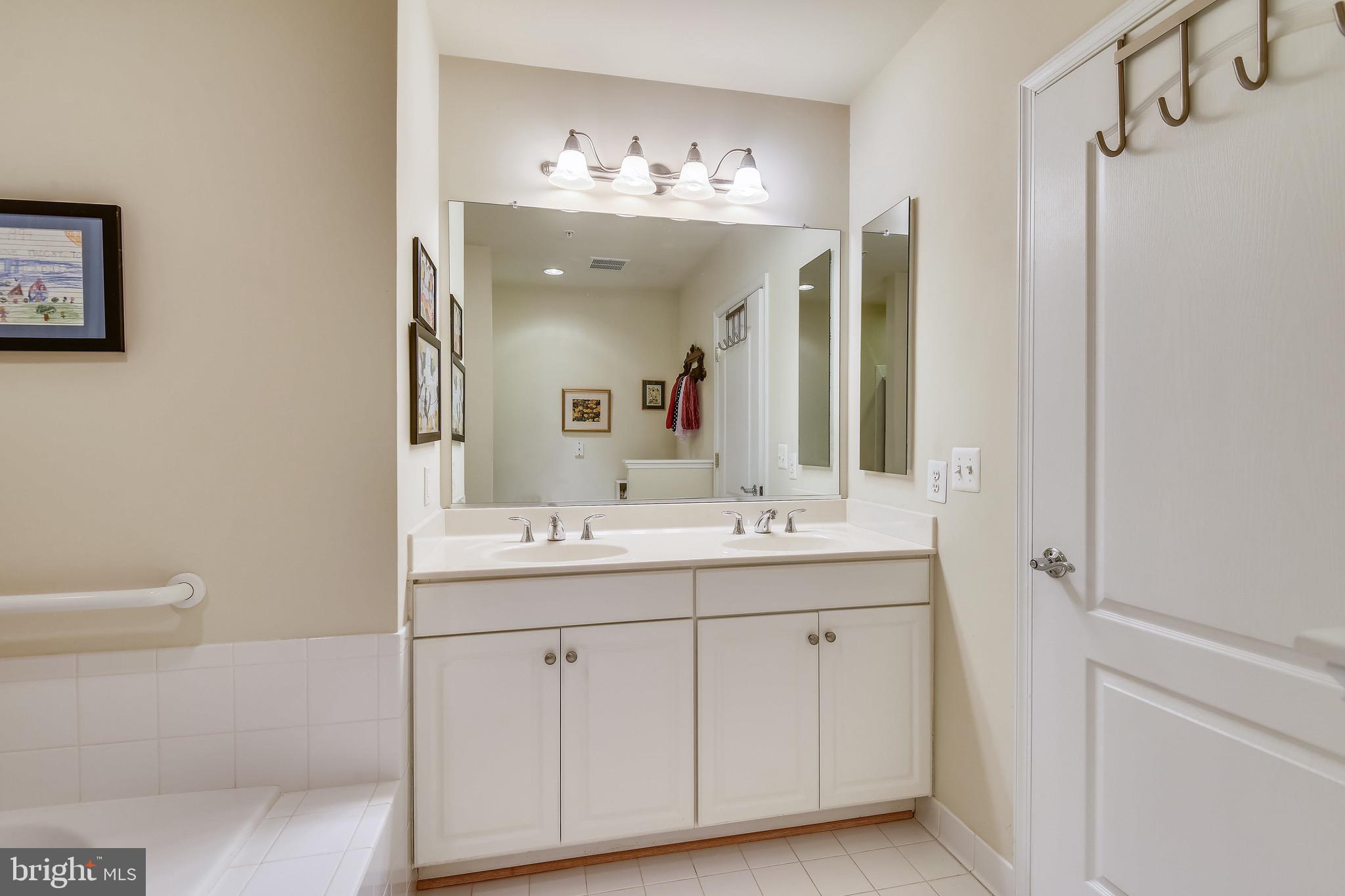 SAINTSBURY PLAZA - Residential