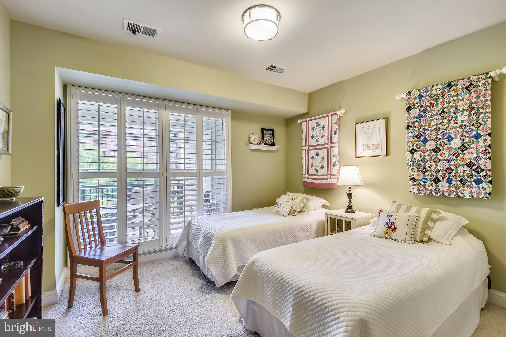 SAINTSBURY PLAZA - Residential