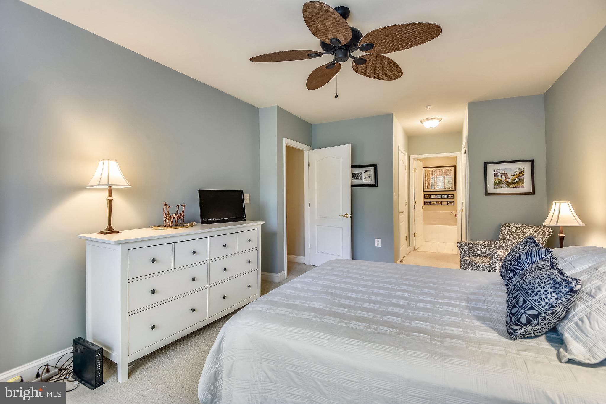 SAINTSBURY PLAZA - Residential