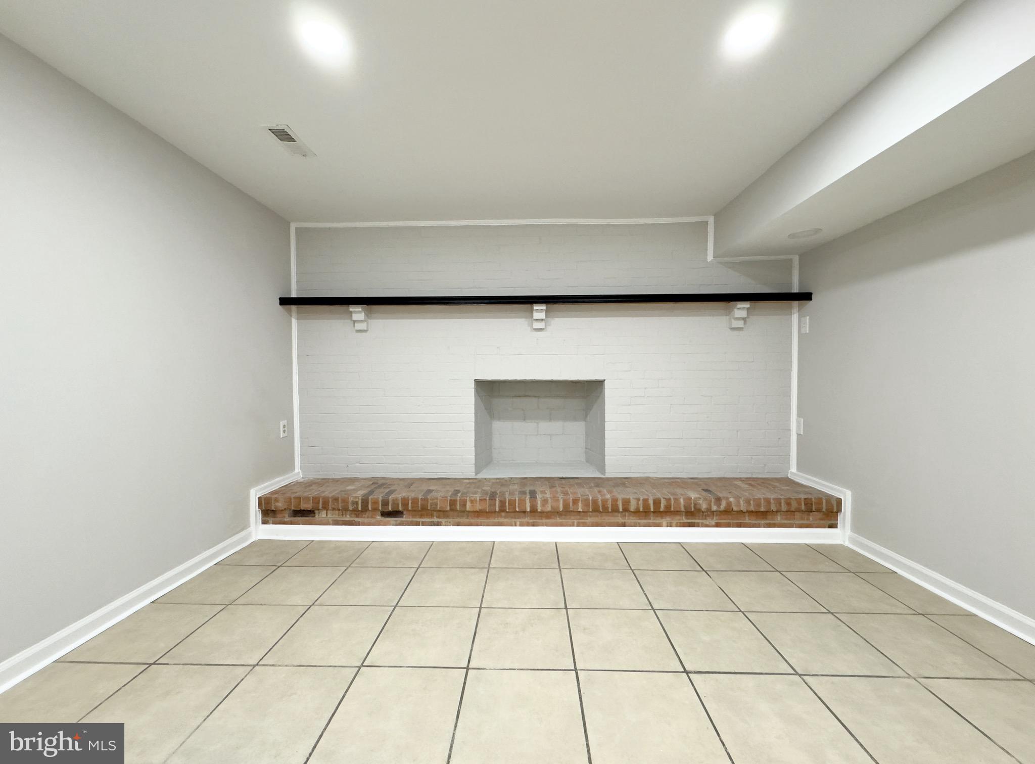 DUMFRIES OLDE PORT - Residential Lease