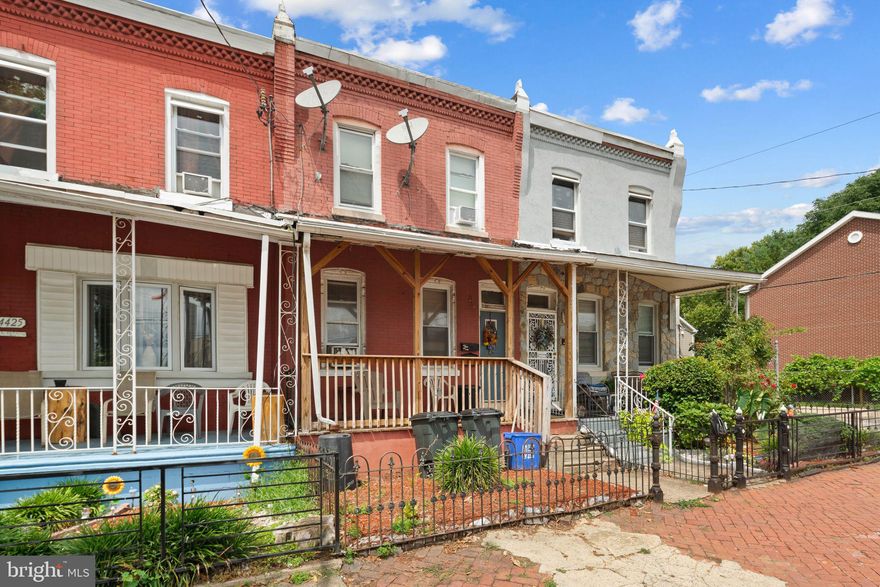 Duplex For sale!!!! Two 2 bedroom 1 bath  units 
2nd Fl  occupied with month to month tenant paying $850.
1st Fl unit Vacant. Easy to show.