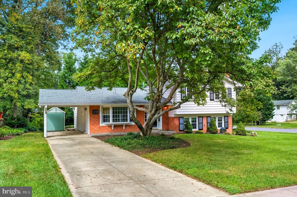 Photo of 1722 Pine Valley Drive, VIENNA, VA 22182 (MLS # VAFX2268164)