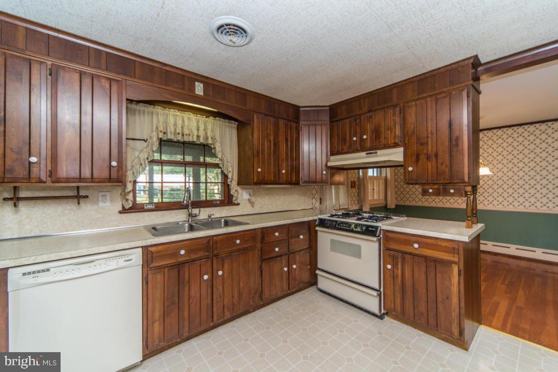 COLONIAL MANOR - Residential