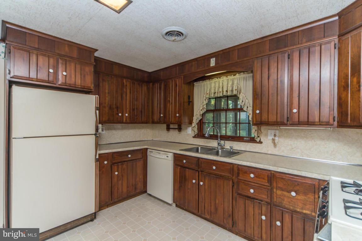 COLONIAL MANOR - Residential