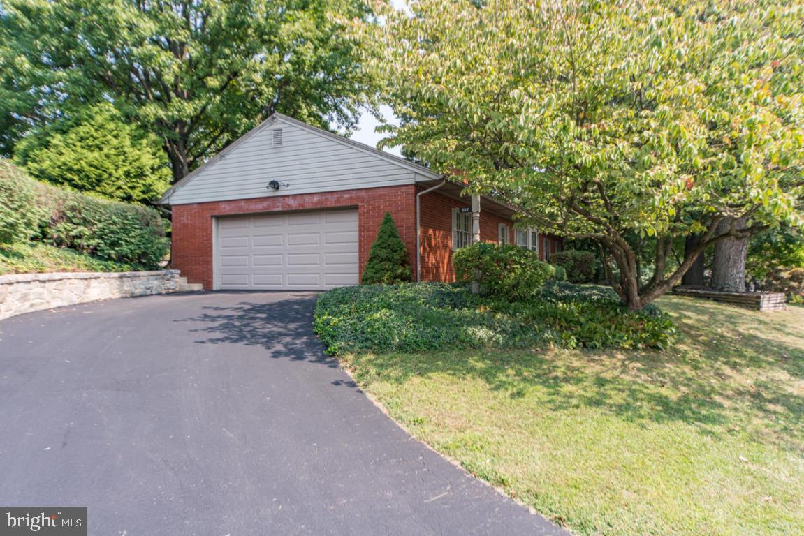 COLONIAL MANOR - Residential