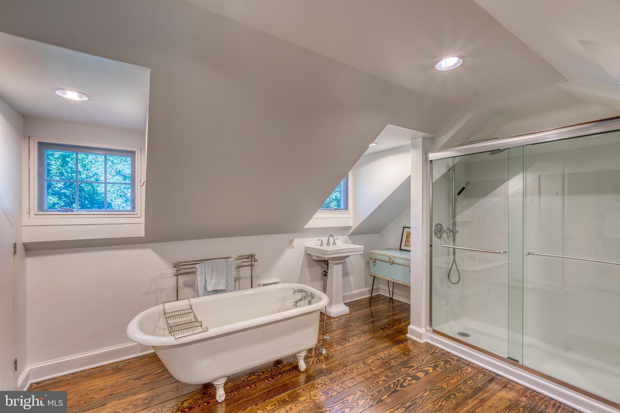 BROAD NECK - Residential