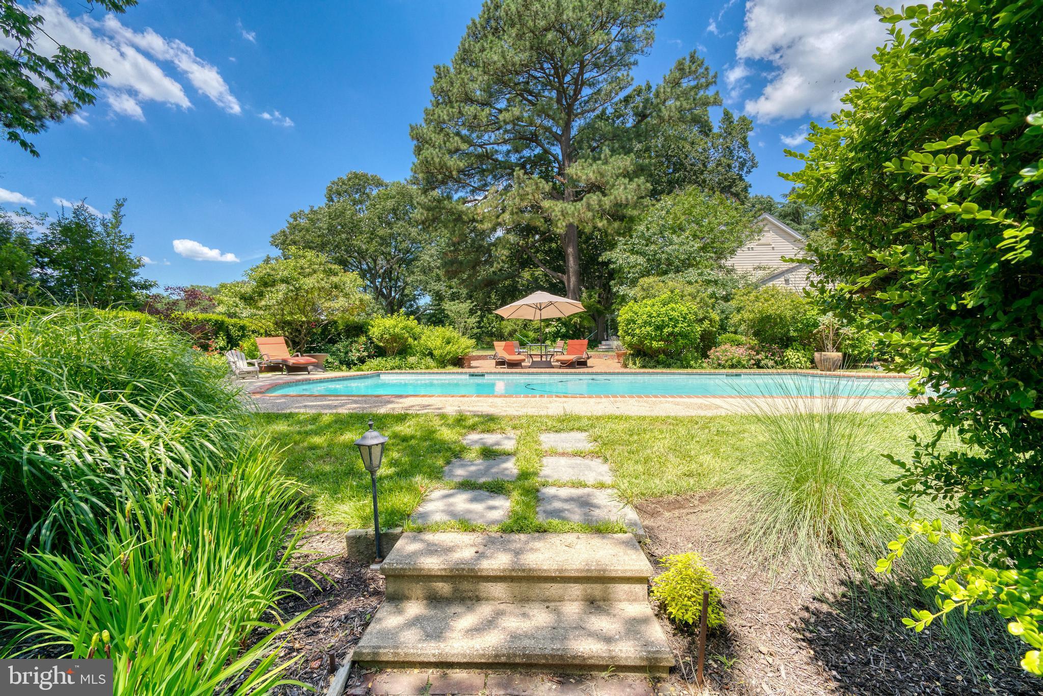 BROAD NECK - Residential