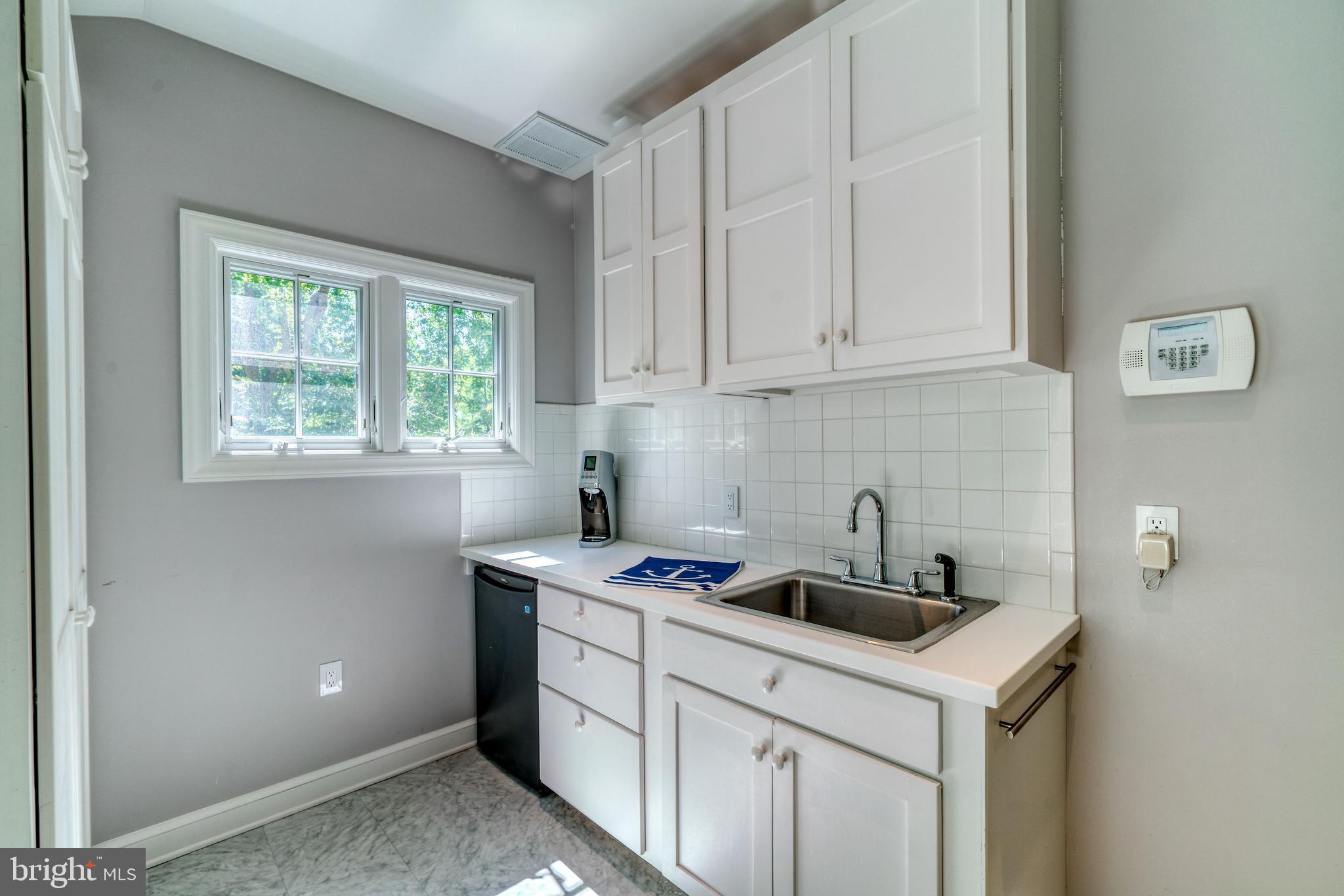 BROAD NECK - Residential