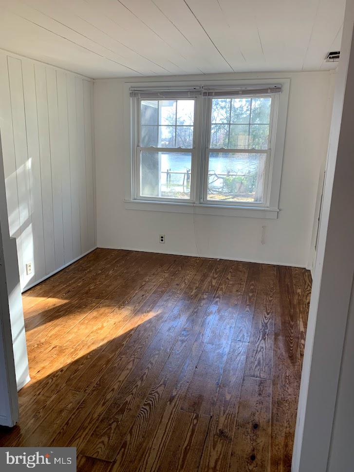 BROAD NECK - Residential