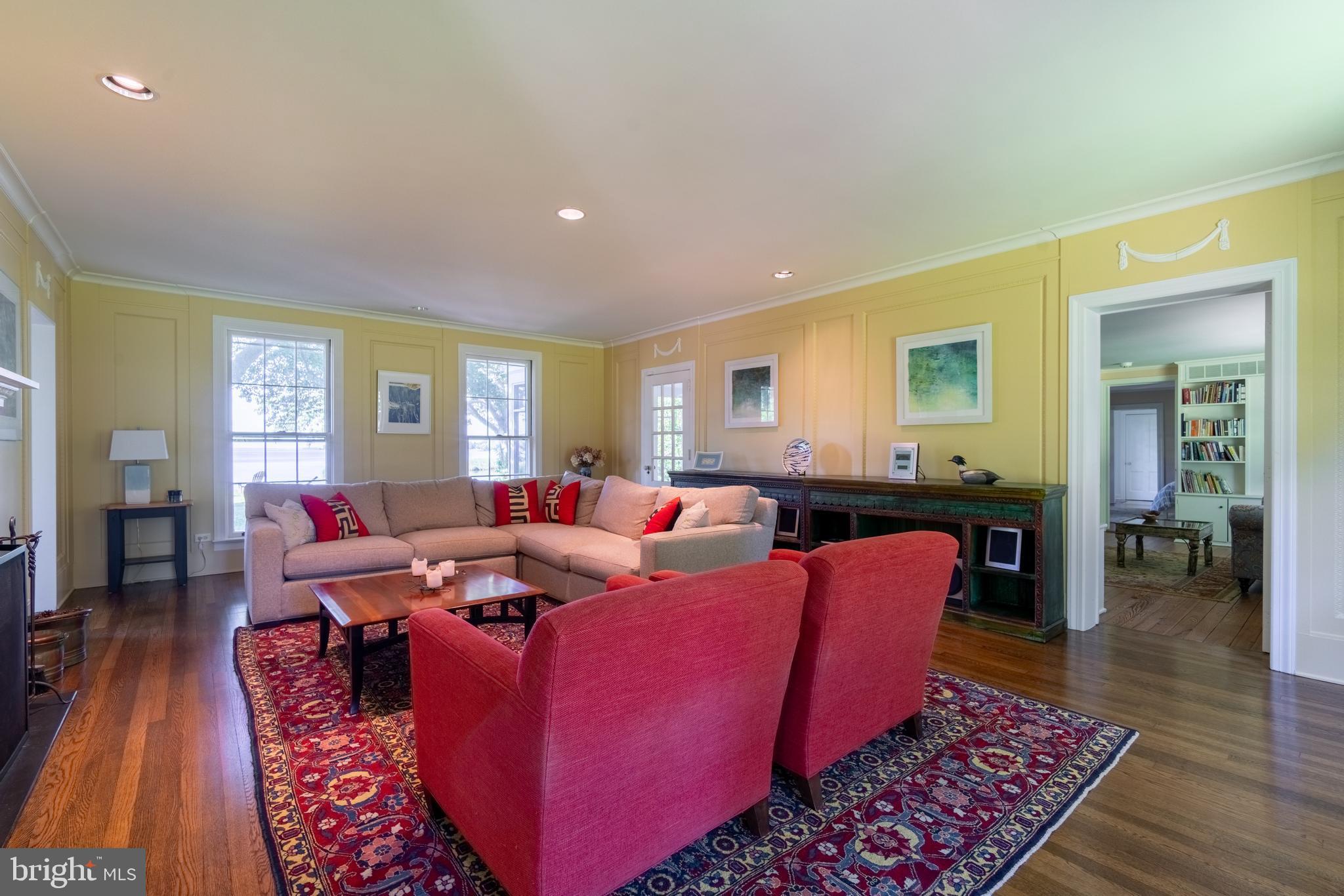 BROAD NECK - Residential