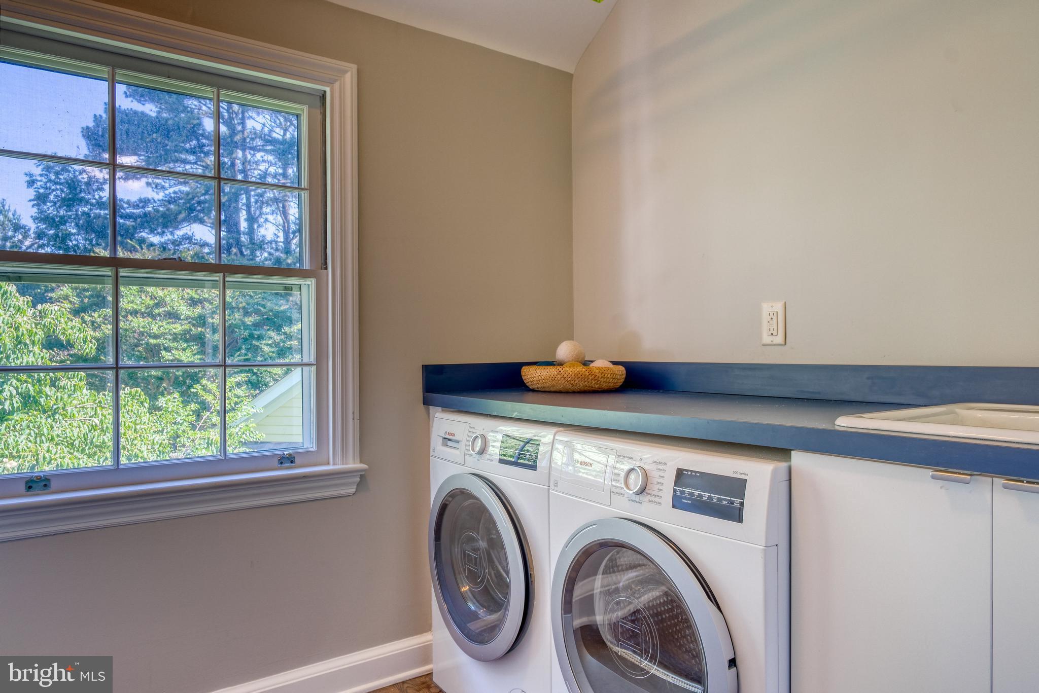 BROAD NECK - Residential