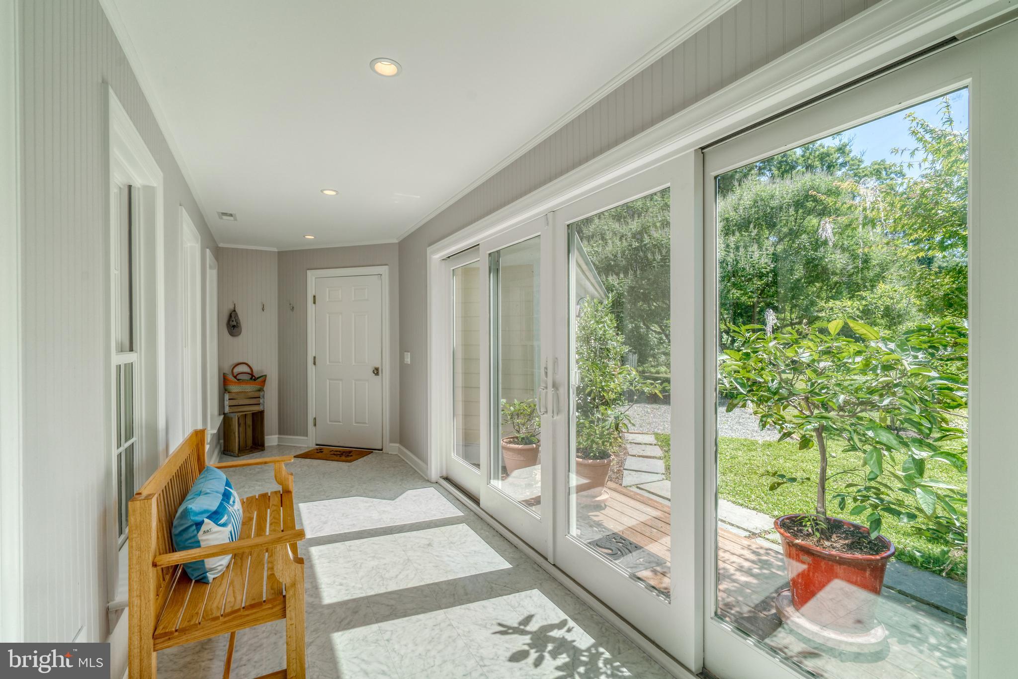 BROAD NECK - Residential