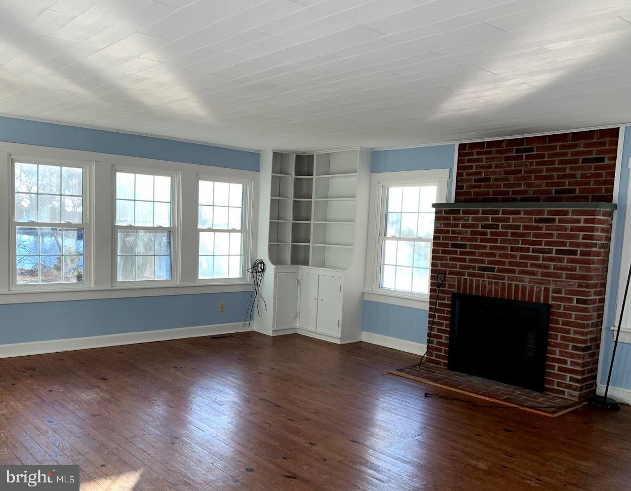 BROAD NECK - Residential