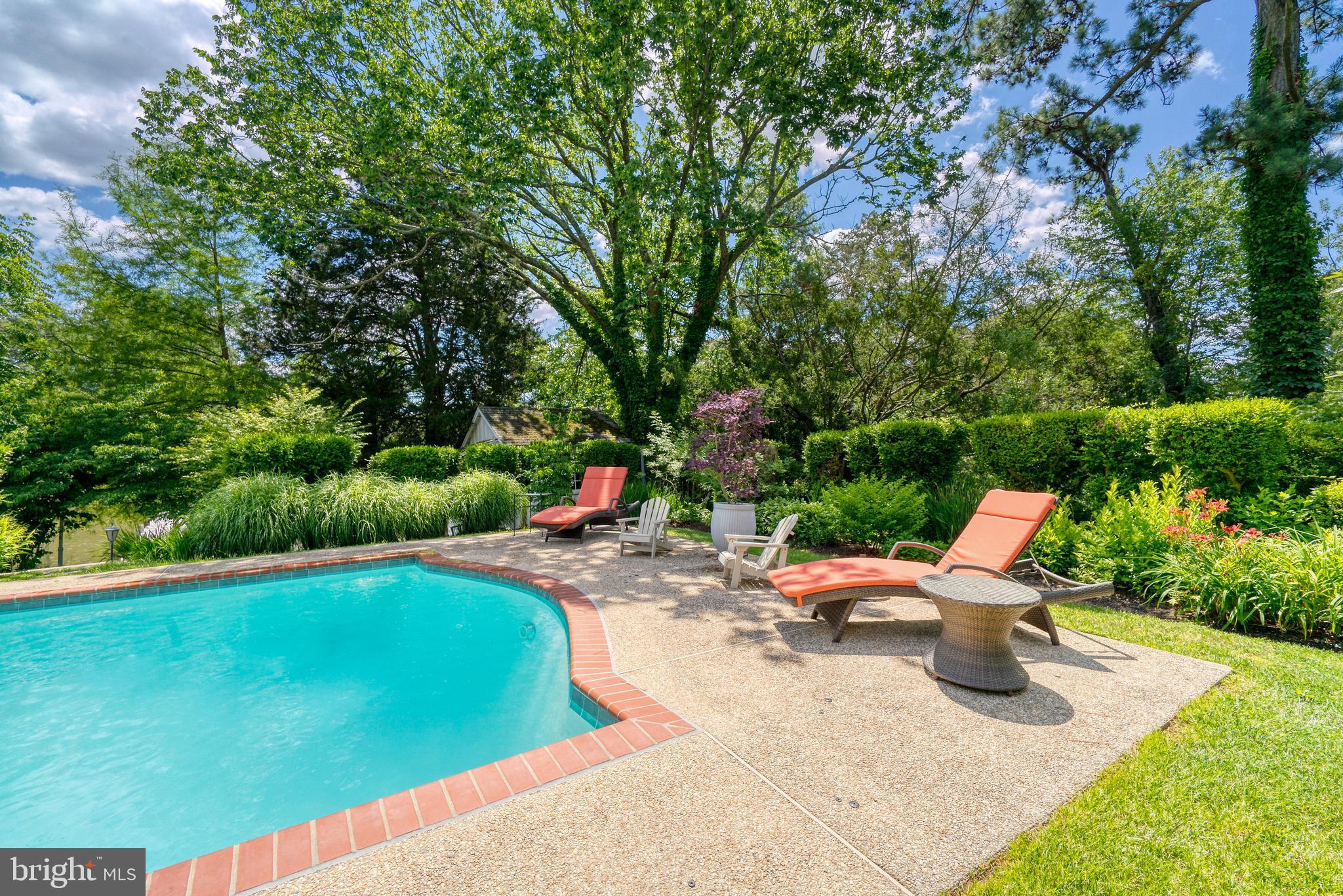 BROAD NECK - Residential