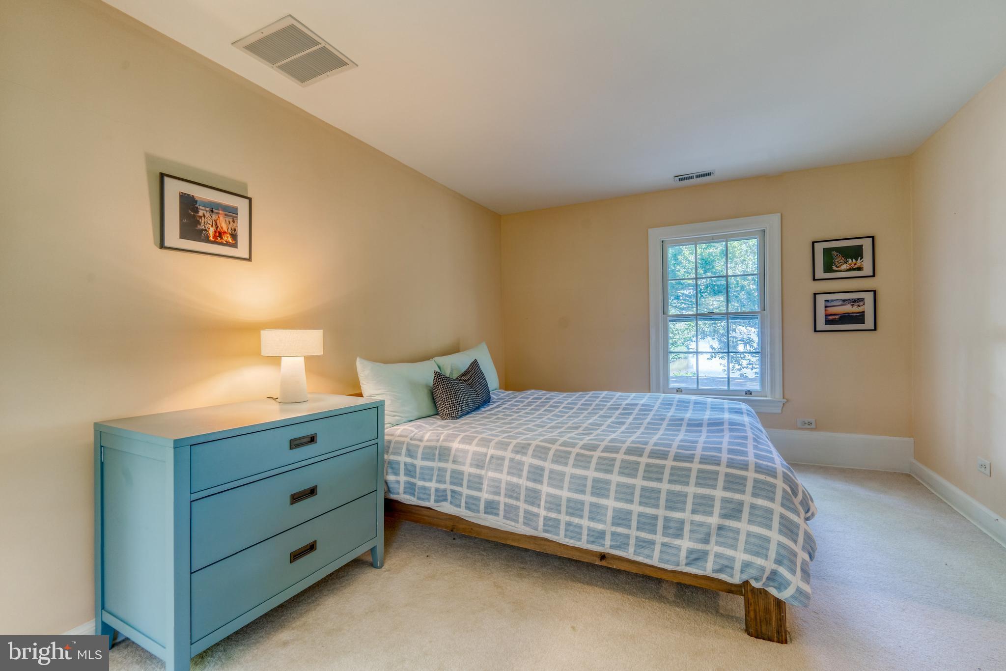 BROAD NECK - Residential